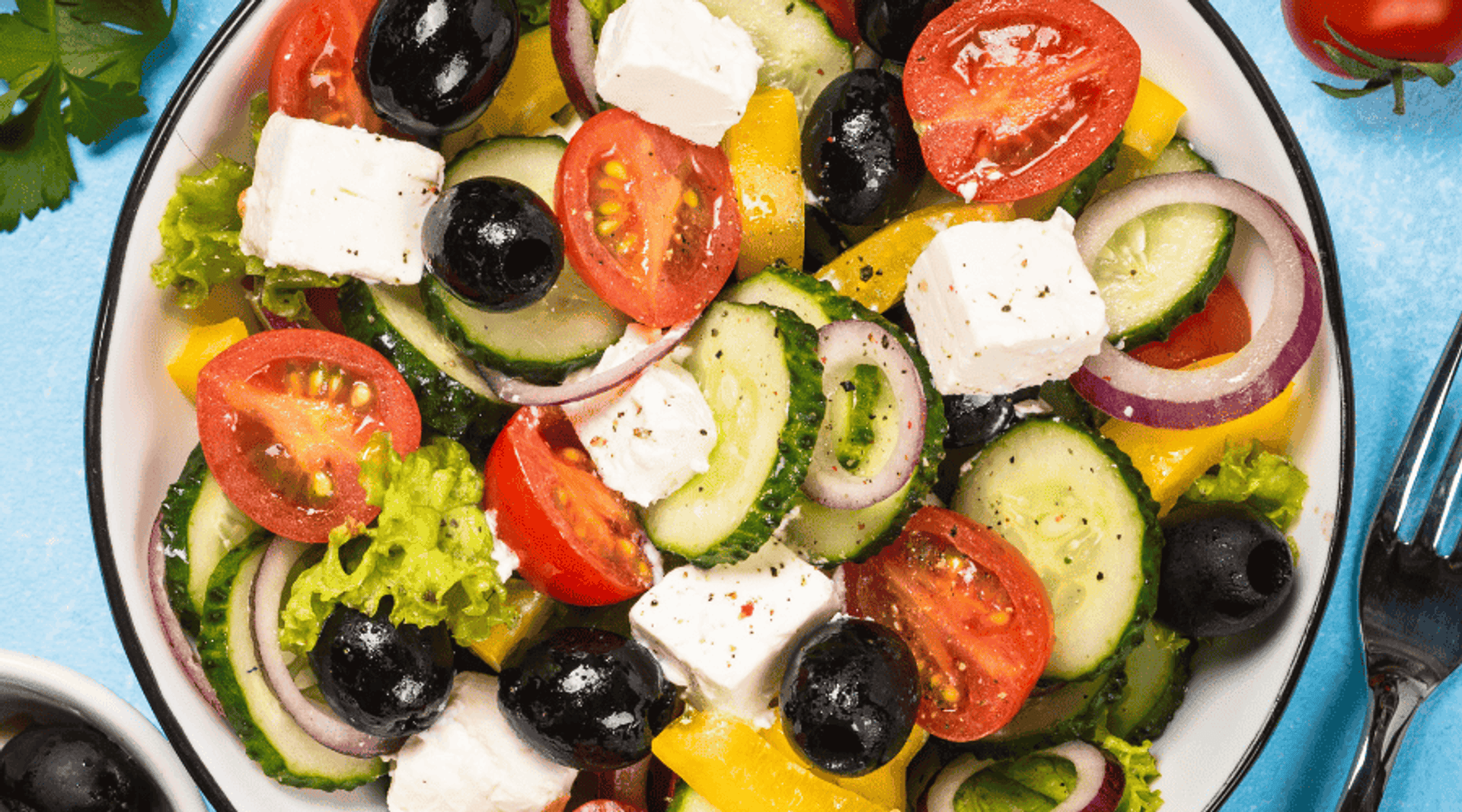 Jakie składniki dodać do sałatki greckiej?