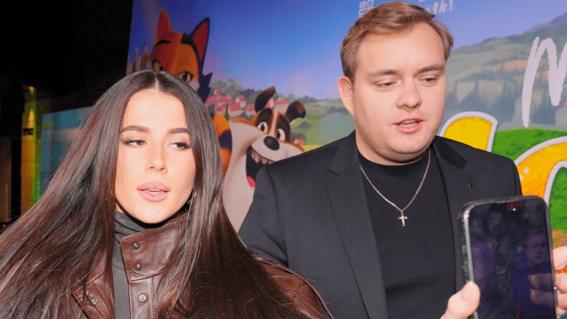 Roxie Węgiel, Kevin Mglej z telefonem