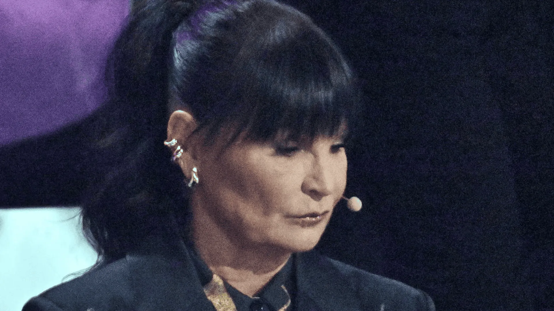 Iwona Pavlović na ciemnym tle