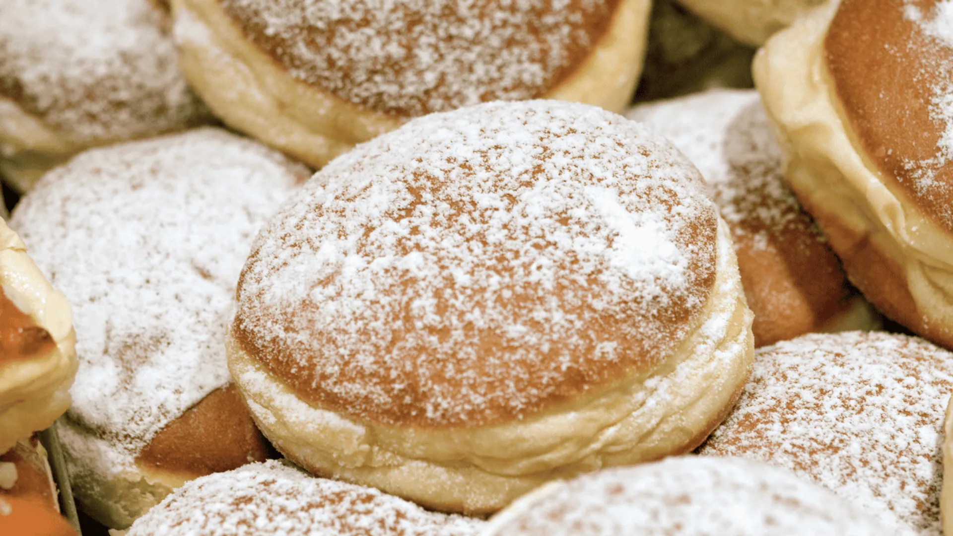 Nie wyrzucaj czerstwych pączków. Wystarczy jeden trik by były świeże jak z piekarni