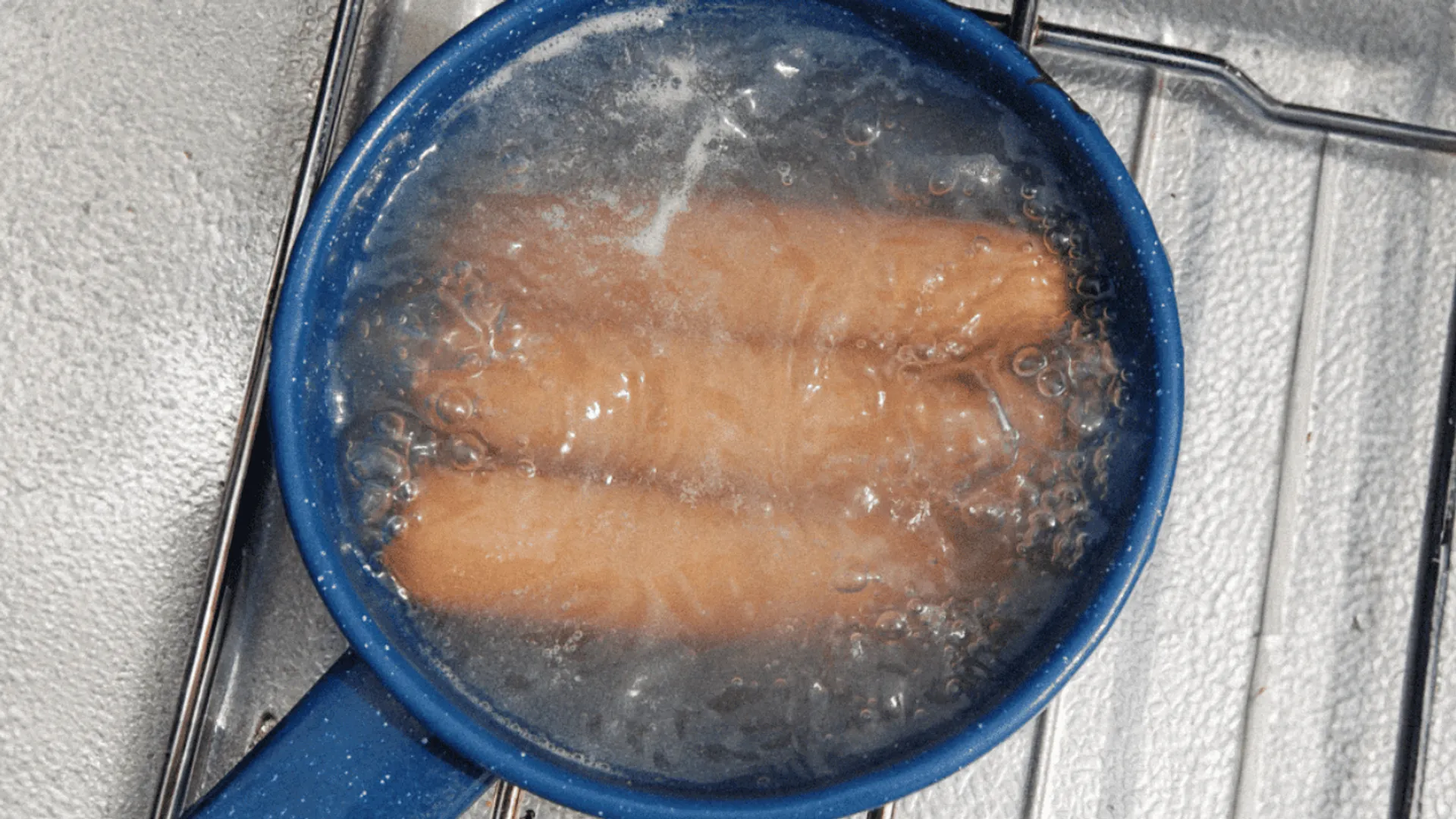 Zawsze dodaję, gdy parzę parówki. Jest w każdej kuchni, nadaje nieziemskiego smaku