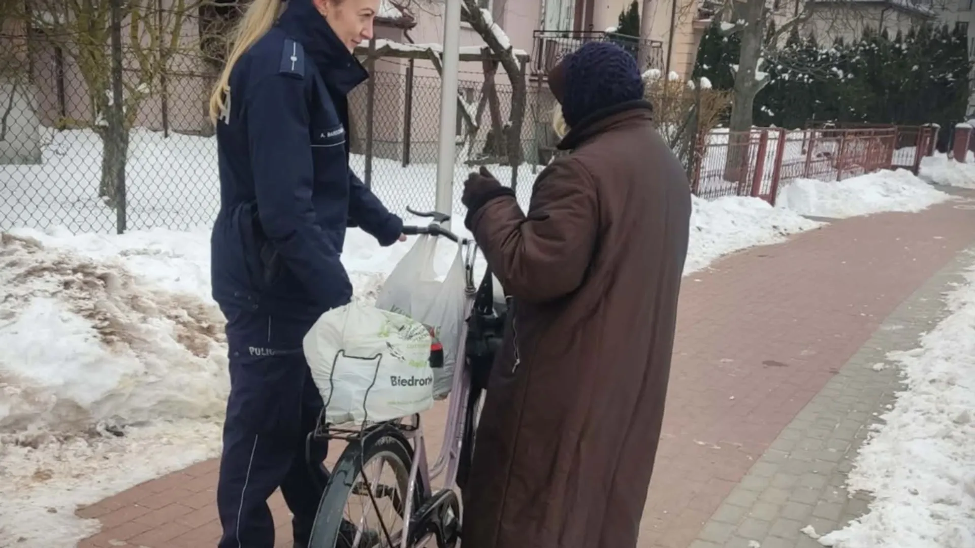 Sama, zziębnięta i bez sił. Nikt nie chciał pomóc. Ta historia chwyta za serce