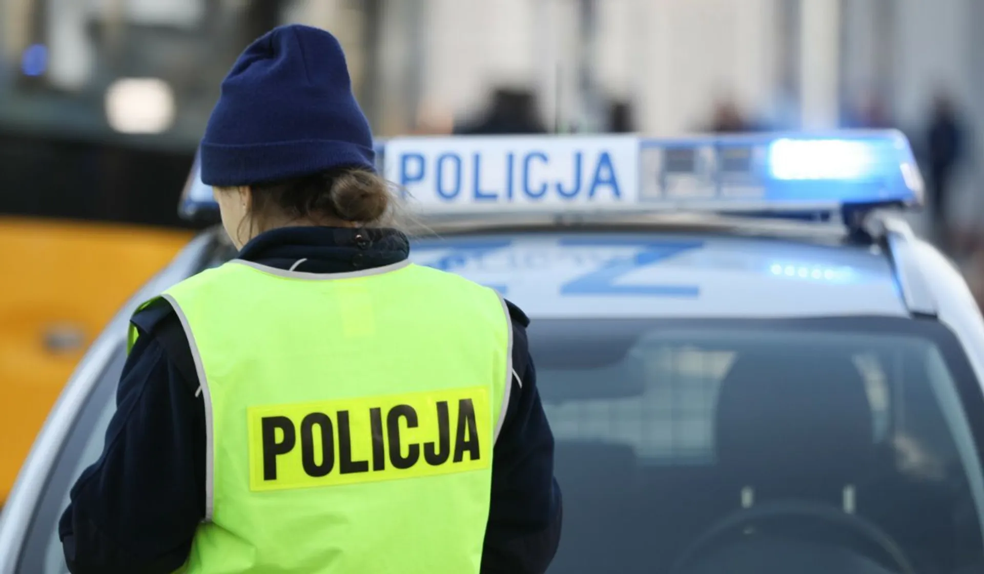 Policjantka i samochód policyjny
