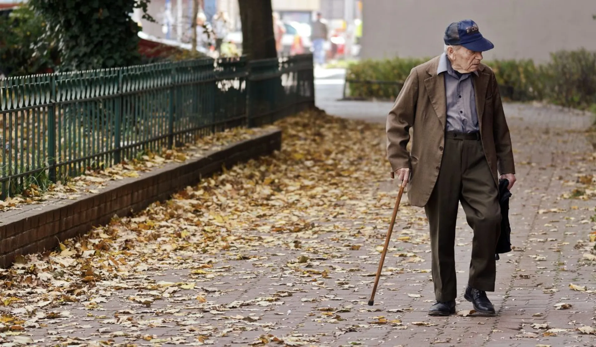 Senior na spacerze