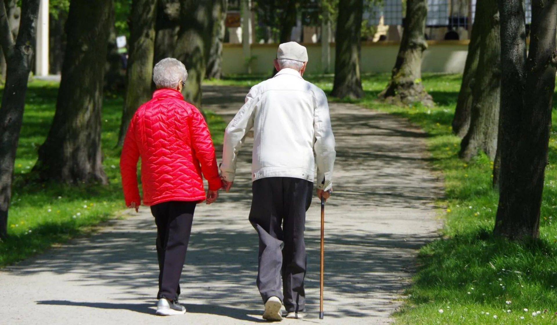 Seniorzy na spacerze