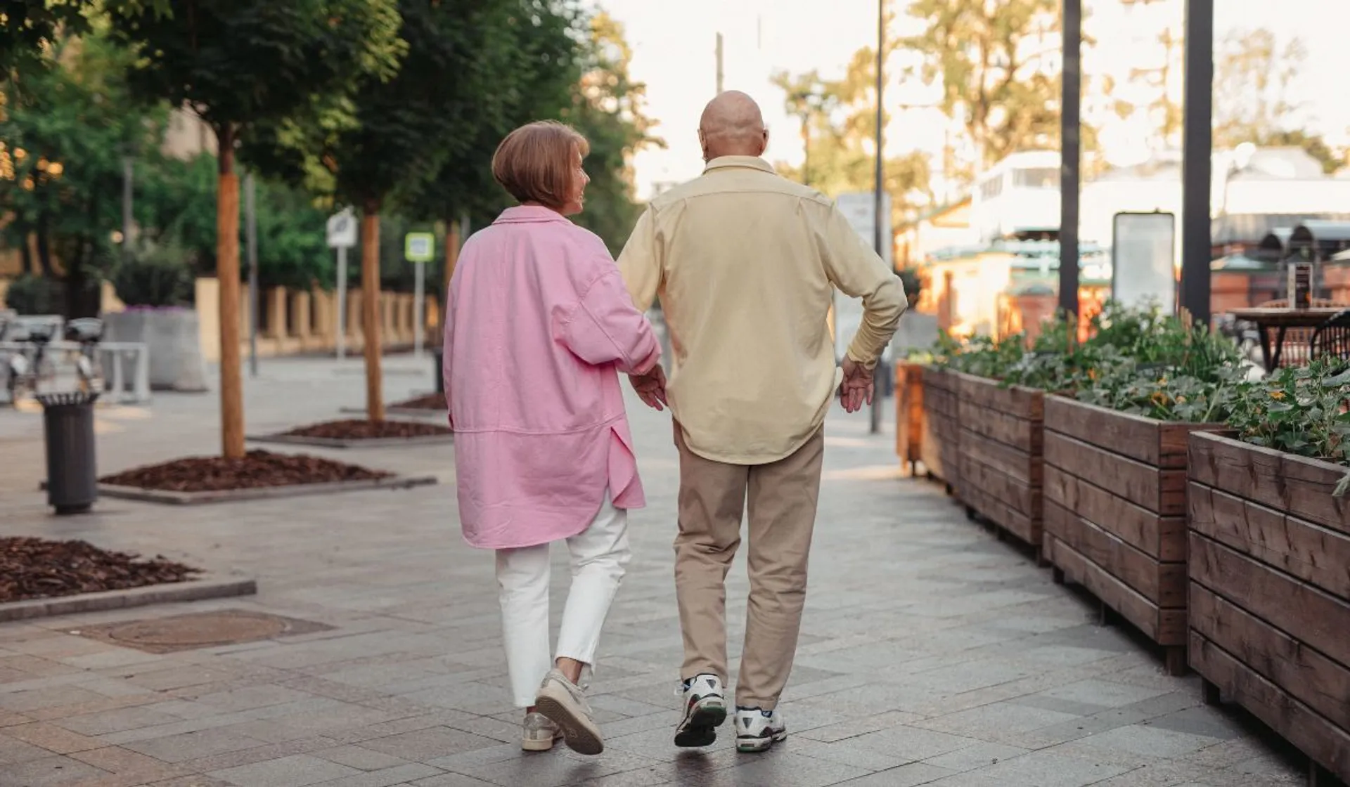 Seniorzy na spacerze