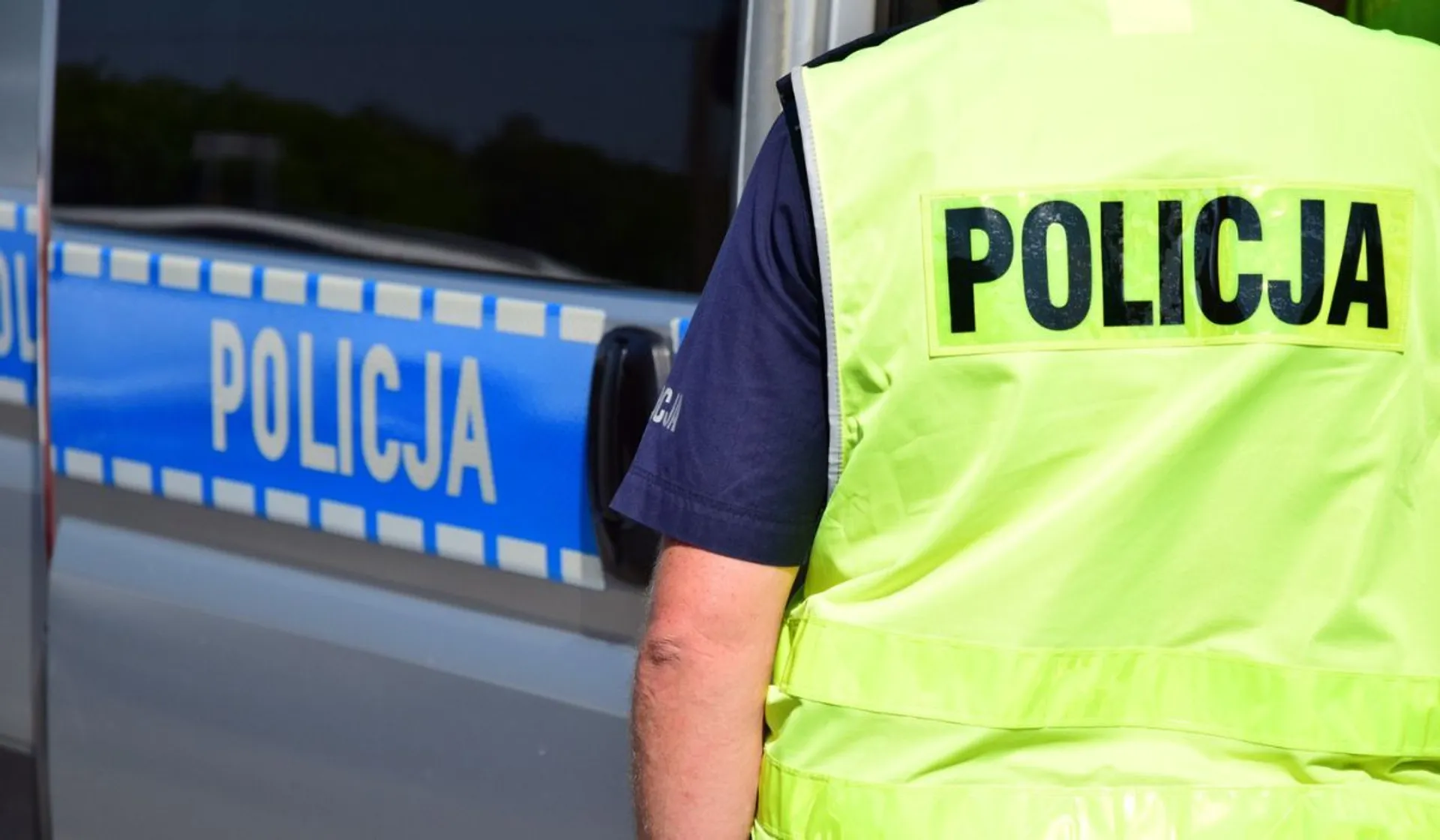 Policjant i samochód policyjny