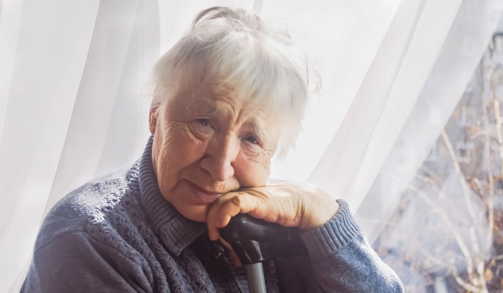Smutna seniorka