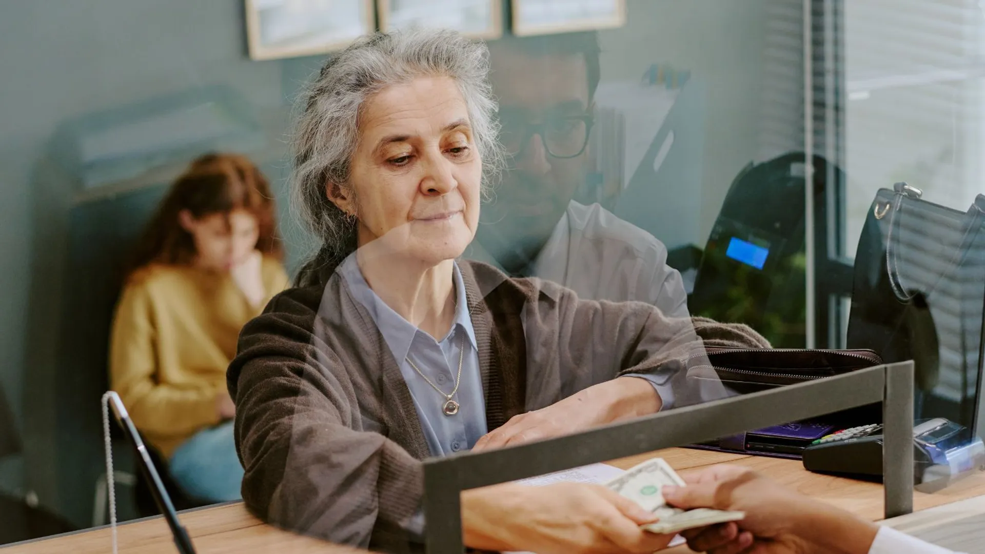 Starsza kobieta emerytura