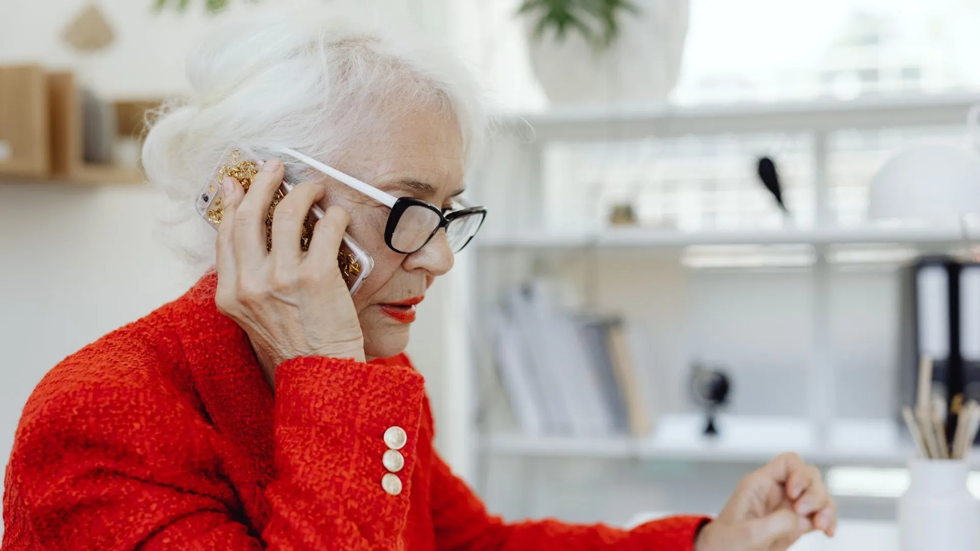 Starsza kobieta telefon