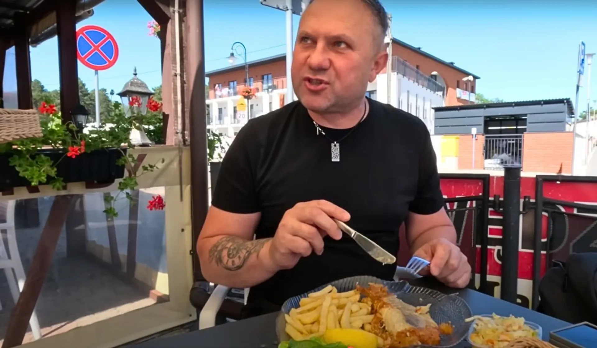 znany kucharz w restauracji