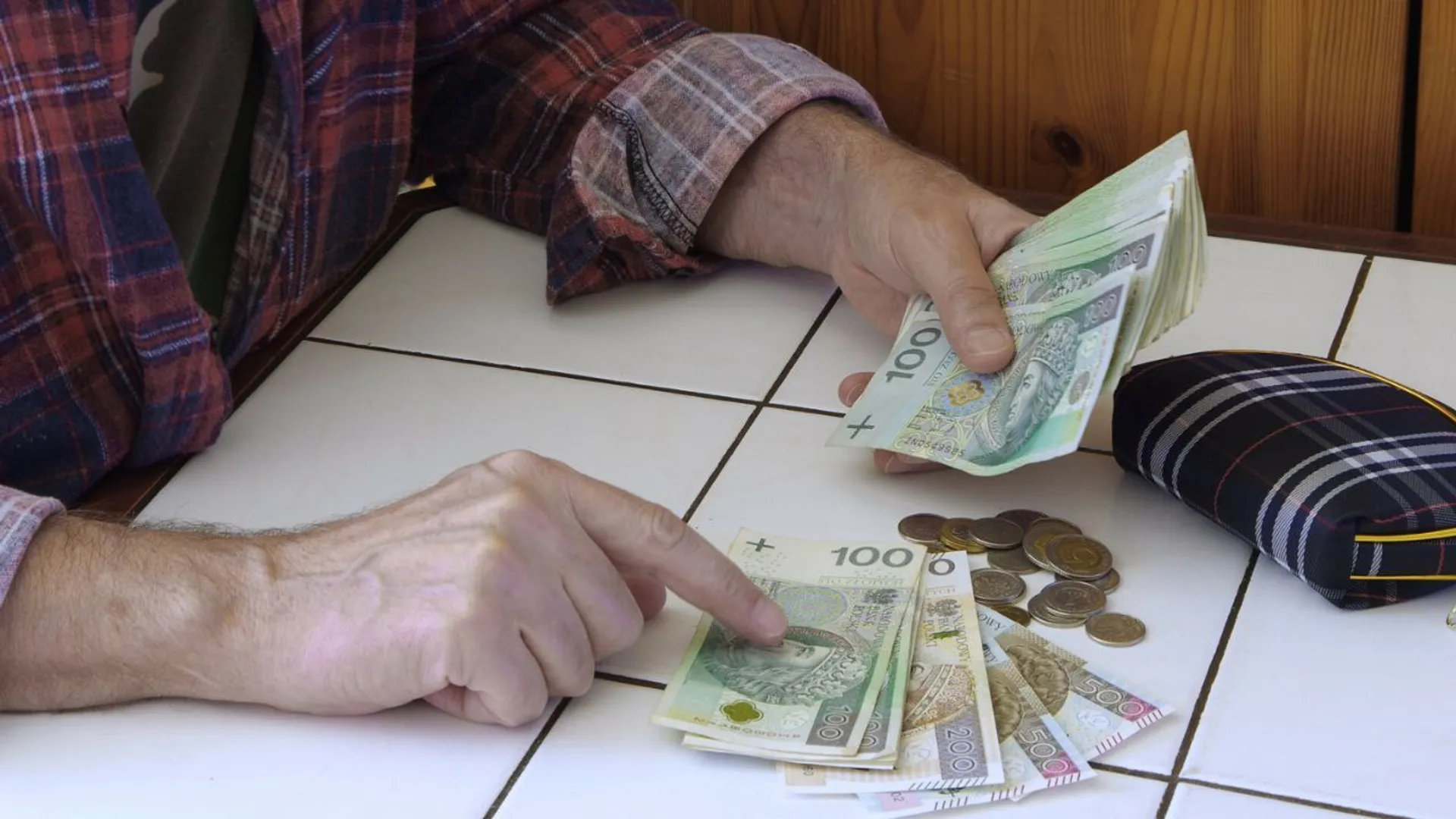 Emeryt liczy pieniądze