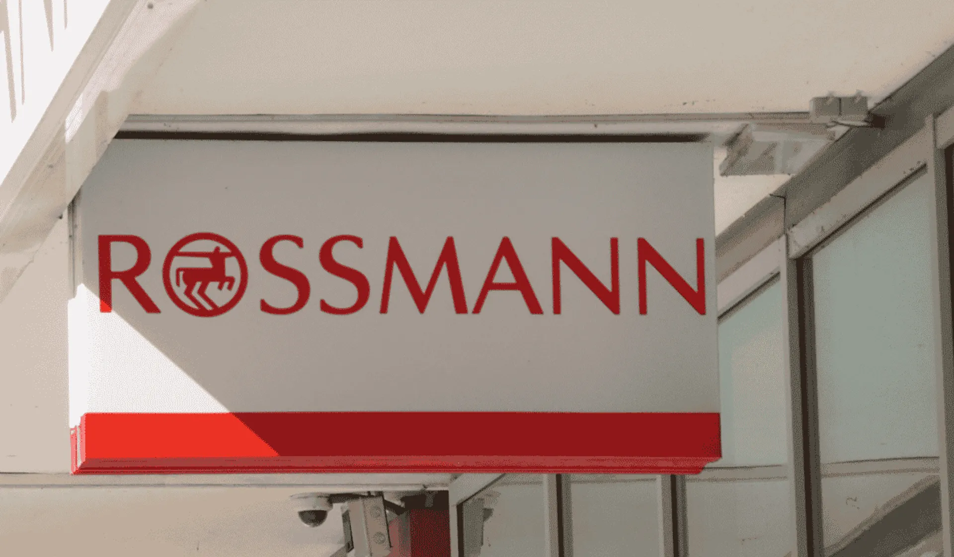 Szyld sklepu Rossmann w galerii handlowej
