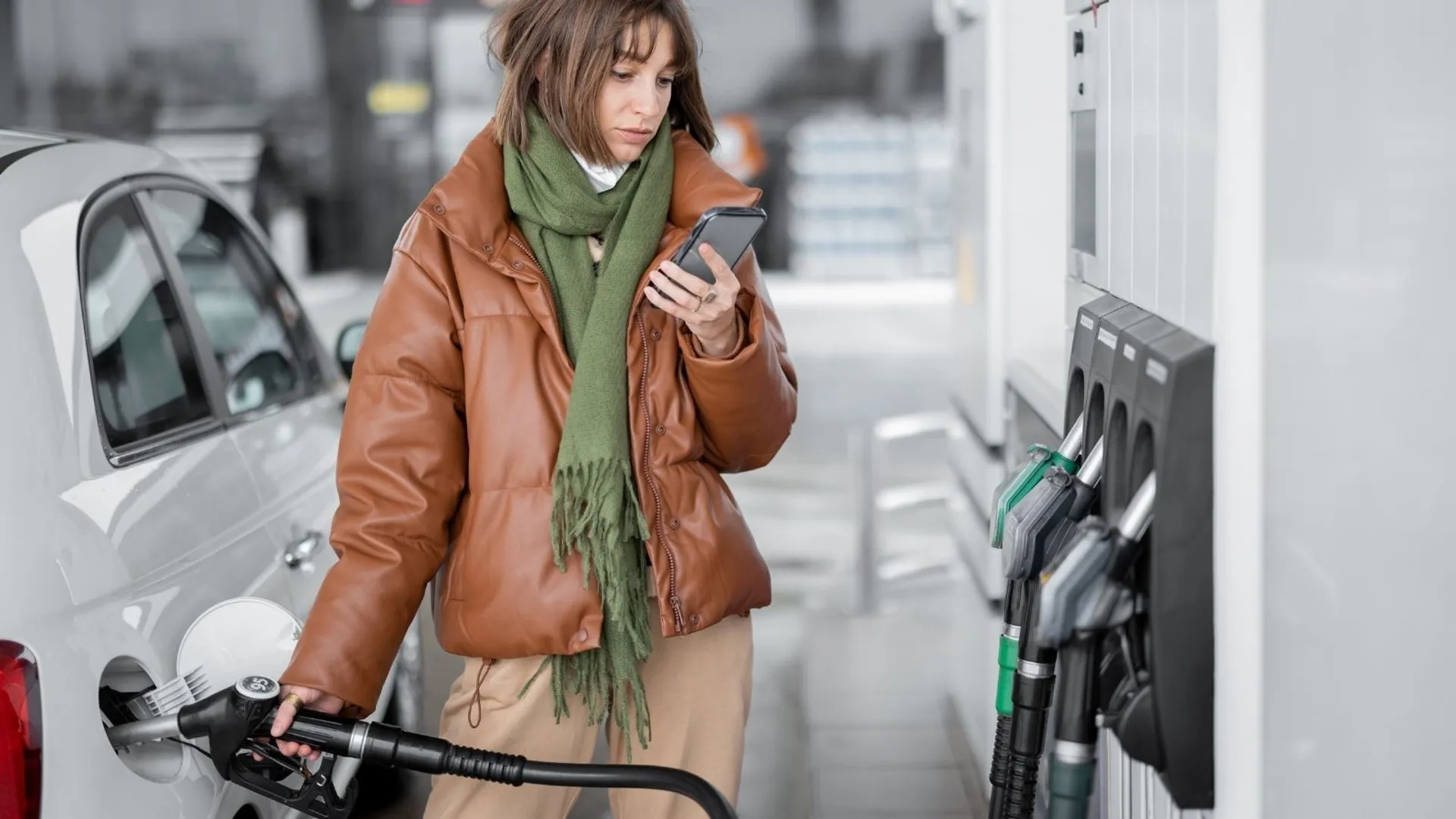 Tankowanie samochodu, ceny paliw, telefon, używanie telefonu, stacja paliw, zakaz