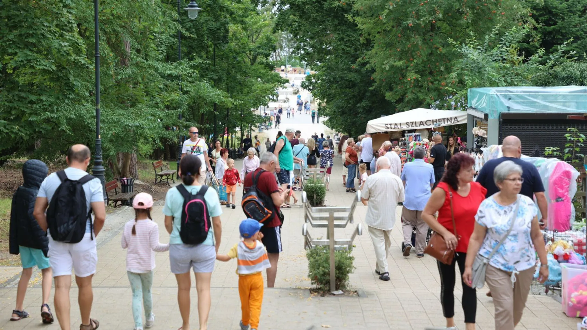 Turyści nad morzem