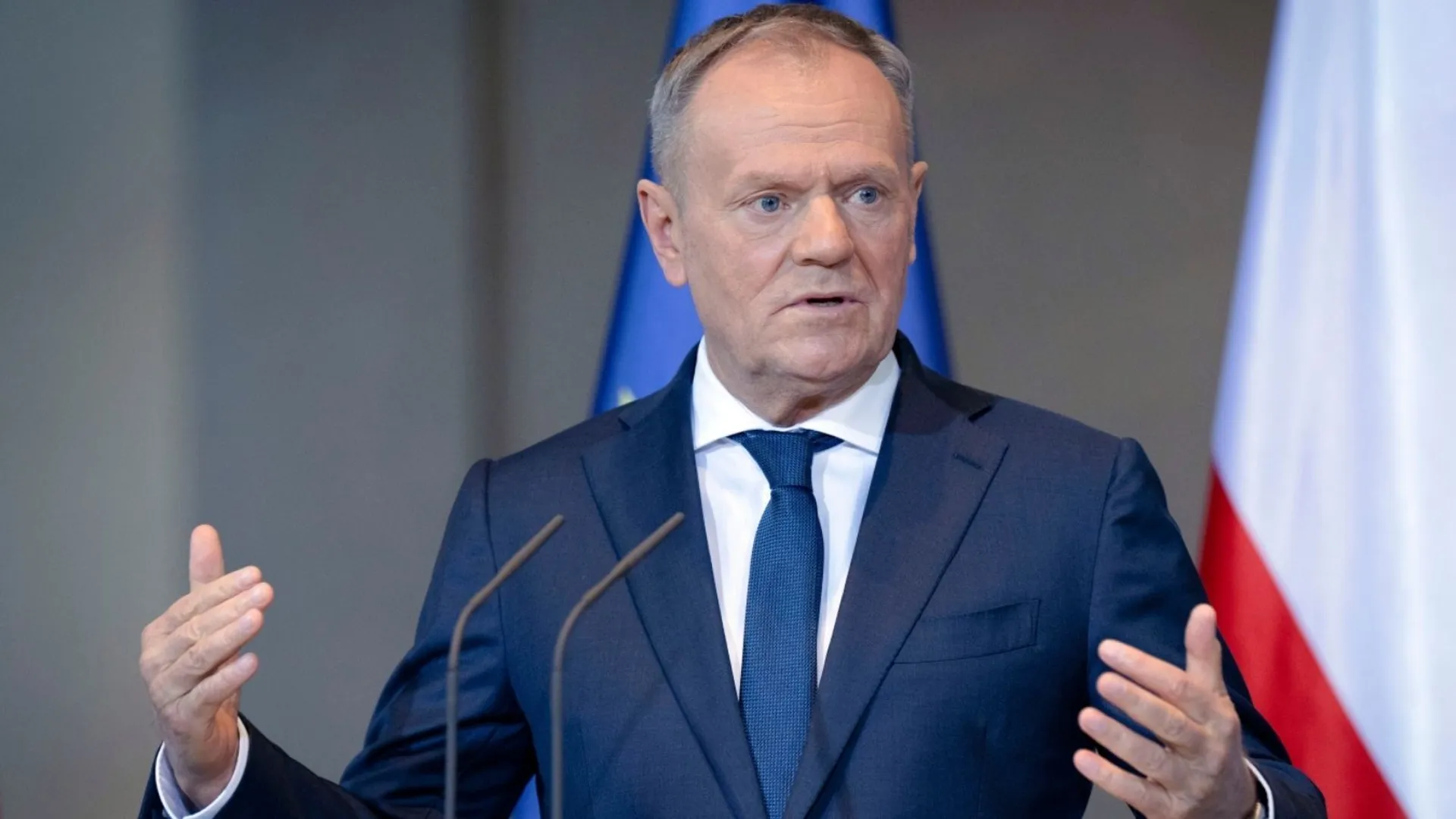 Archiwalne zdjęcie Donalda Tuska z psem.