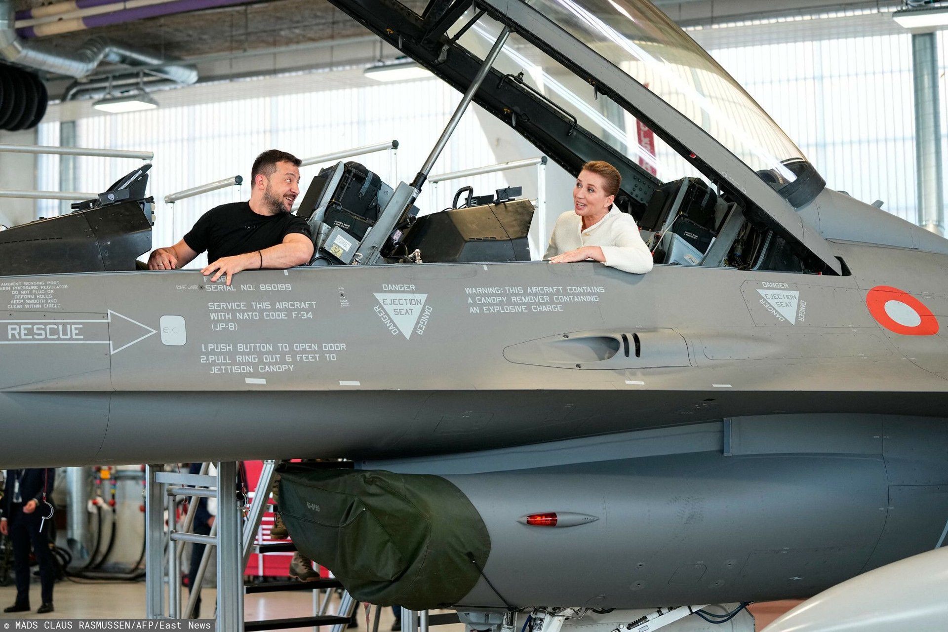 Wołodymyr Zełenski oraz premierka Danii w myśliwcu F-16