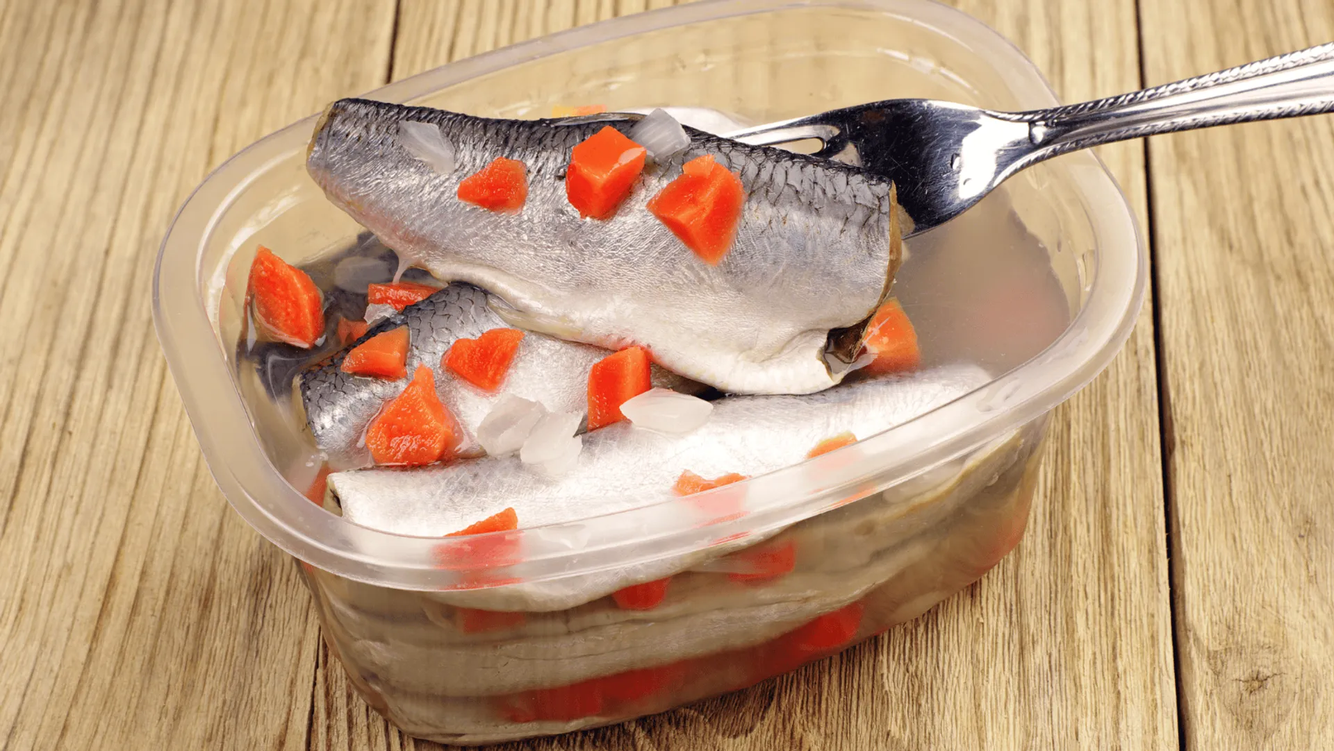 Błąd, który psuje rybę – jak nie przedobrzyć z czasem marynowania?