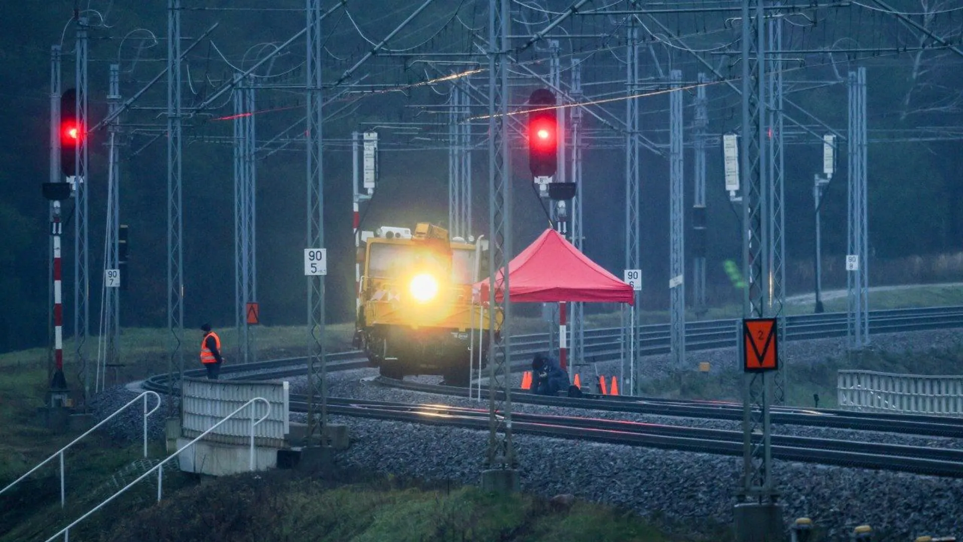 Uszkodzone tory przy stacji PKP Mika