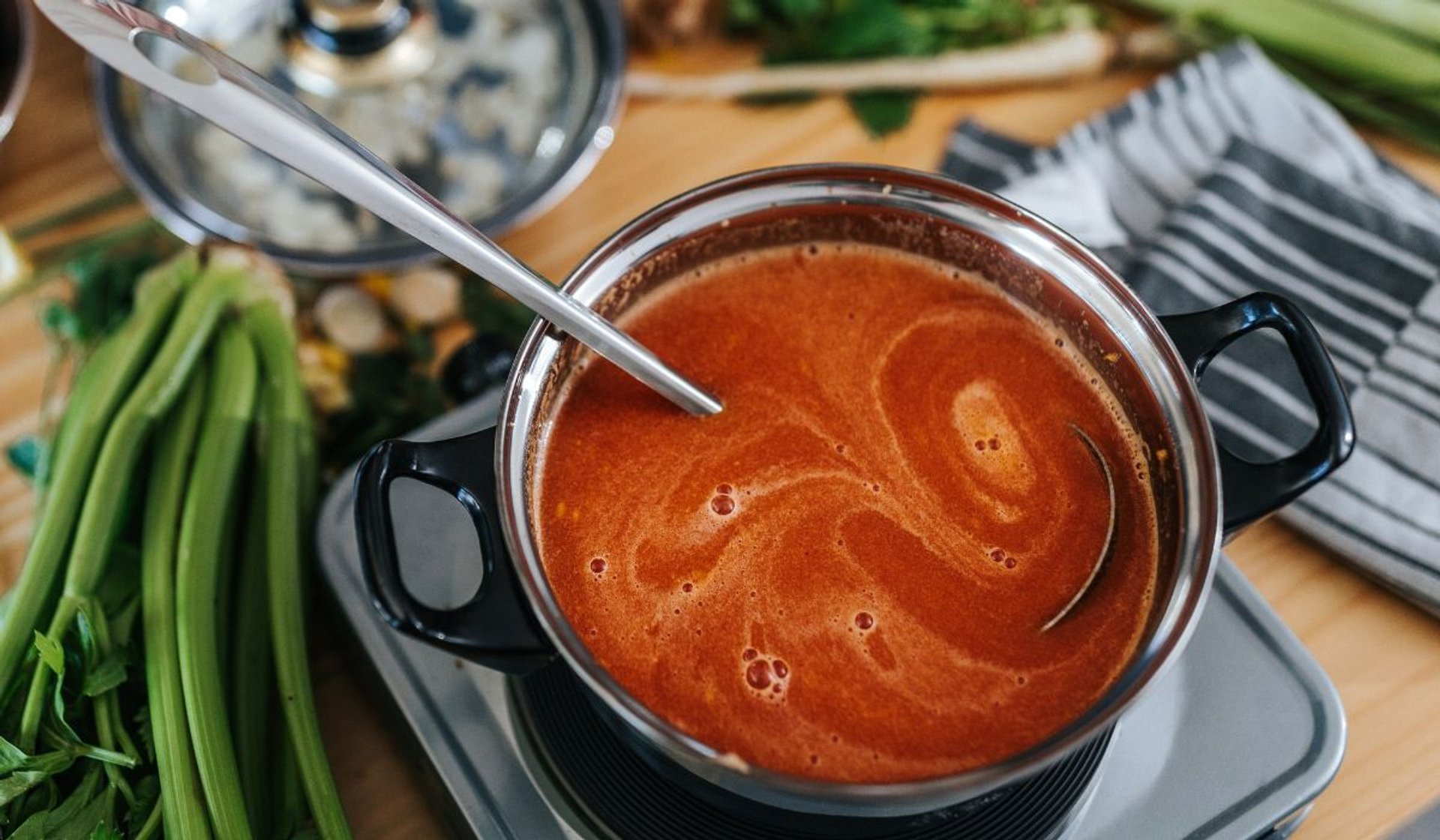 Kuroń jest mistrzem w gotowaniu aksamitnej zupy pomidorowej. Do zagęszczenia nie używa mąki