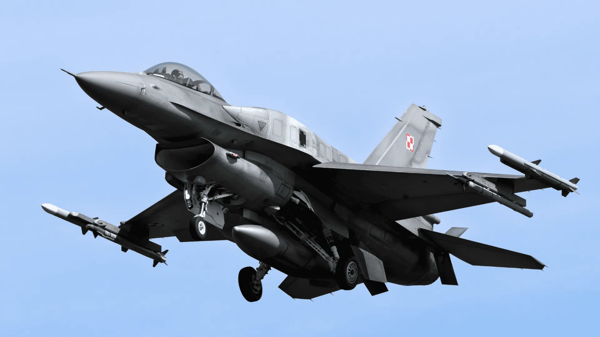 Myśliwce nad Polską i zamknięte lotniska. Pilna operacja Wojska Polskiego