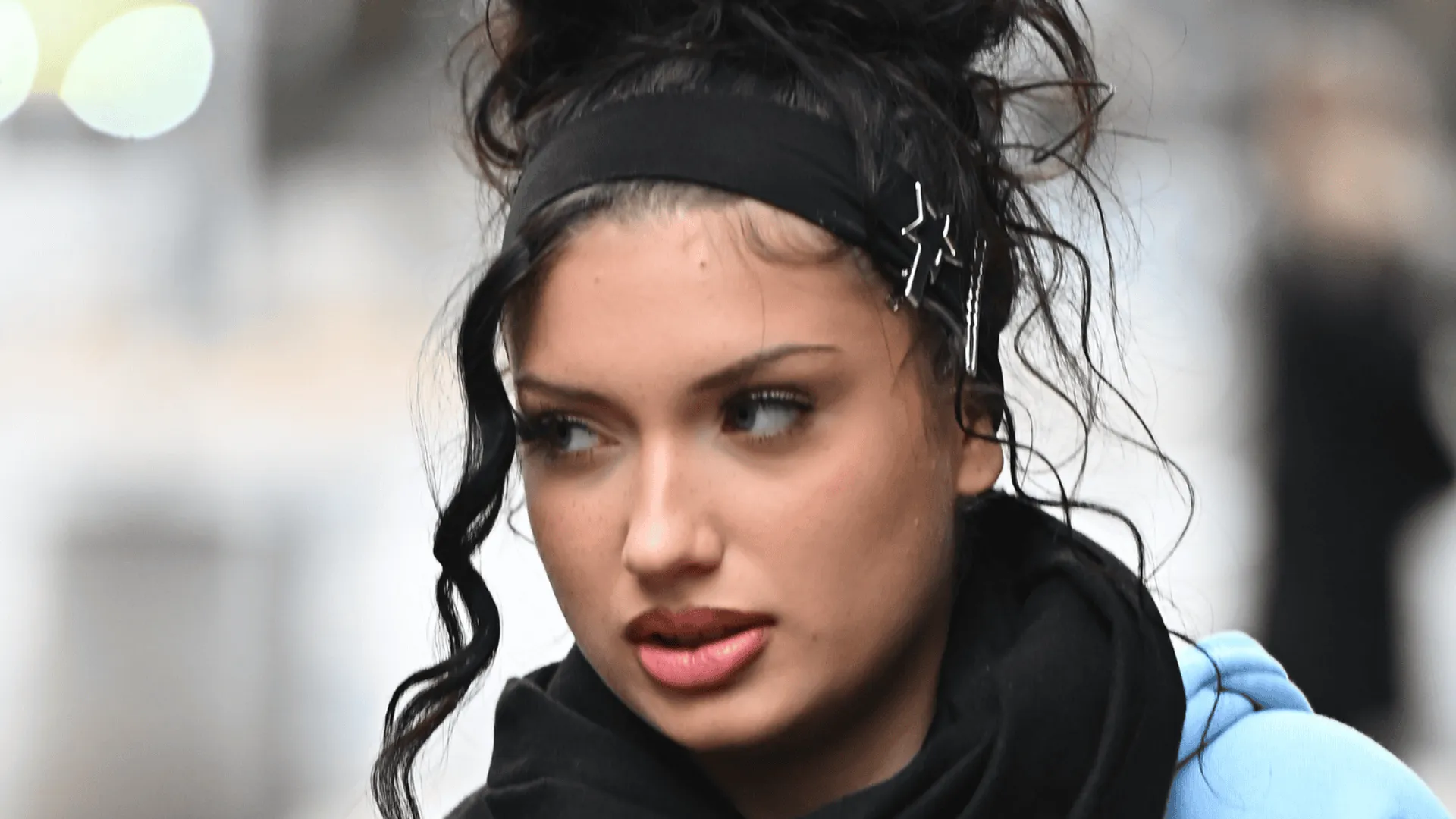 Viki Gabor w czarnej opasce