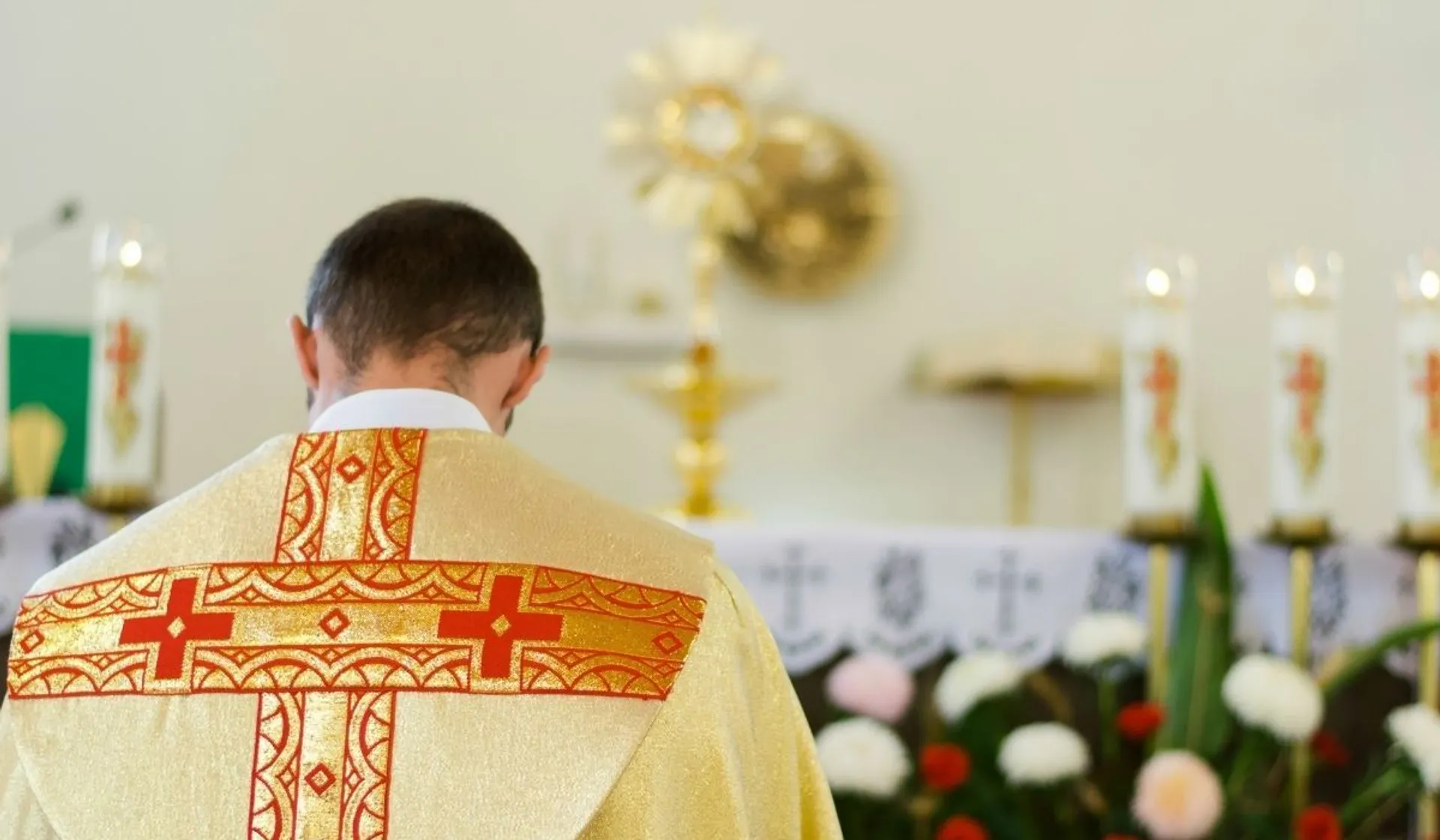 Wierni pobledli, gdy ksiądz się im przyznał, fot. Canva/m_a_n, Getty Images