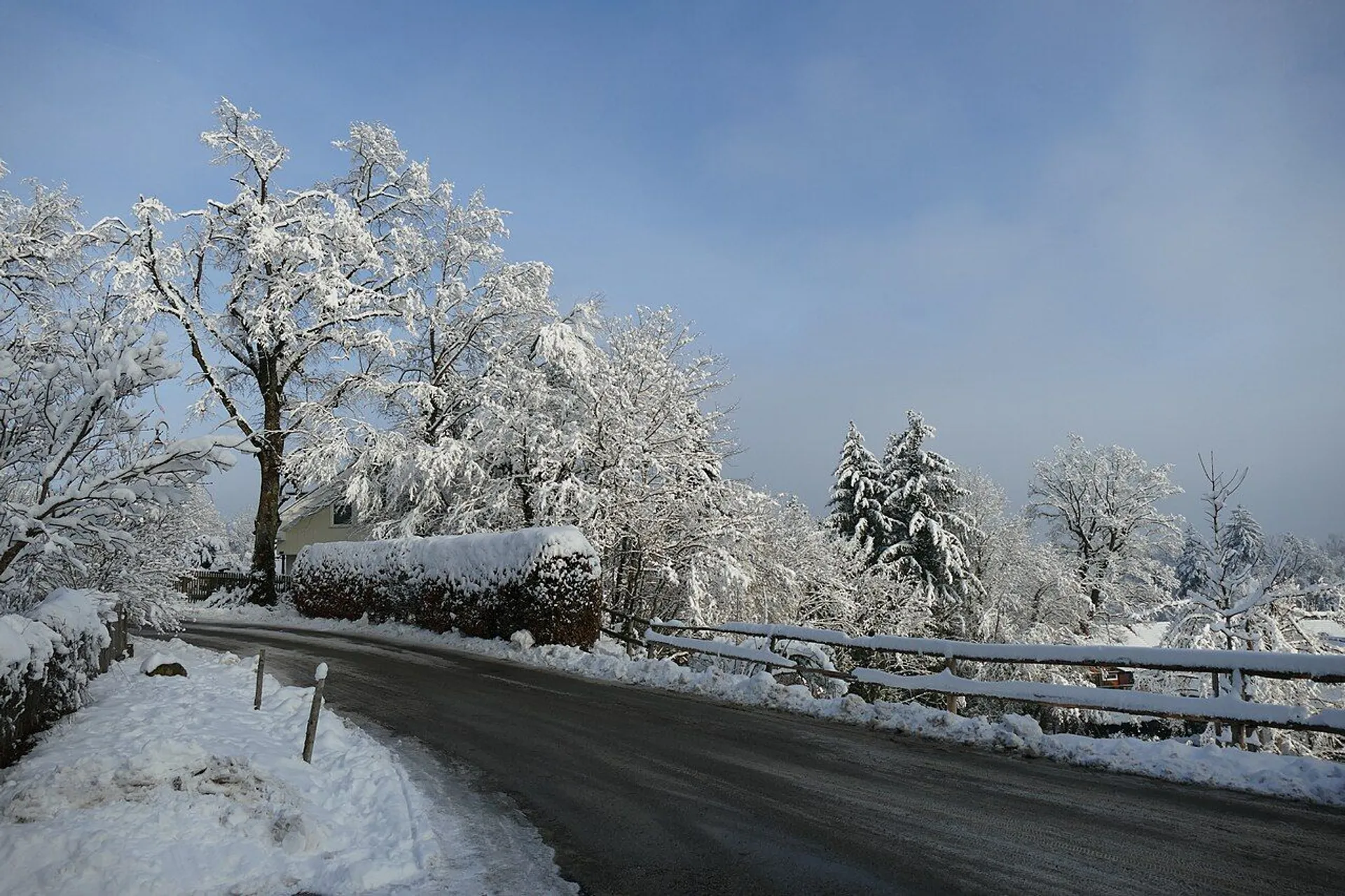 Zima uderza w Polskę: Służby w najwyższej gotowości wobec mrozów i napięć
