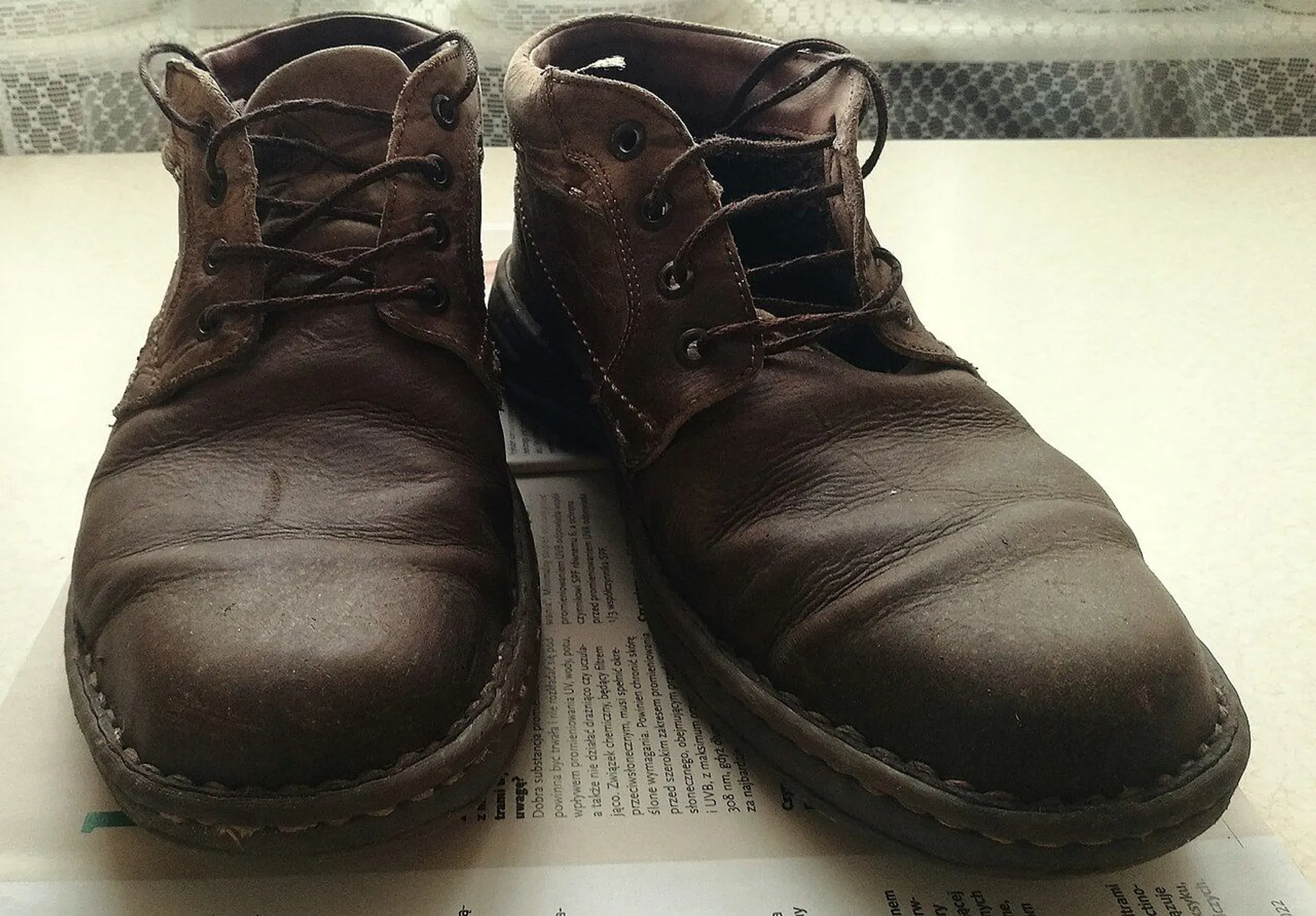 Techniczne aspekty poprawy przyczepności obuwia w warunkach zimowych