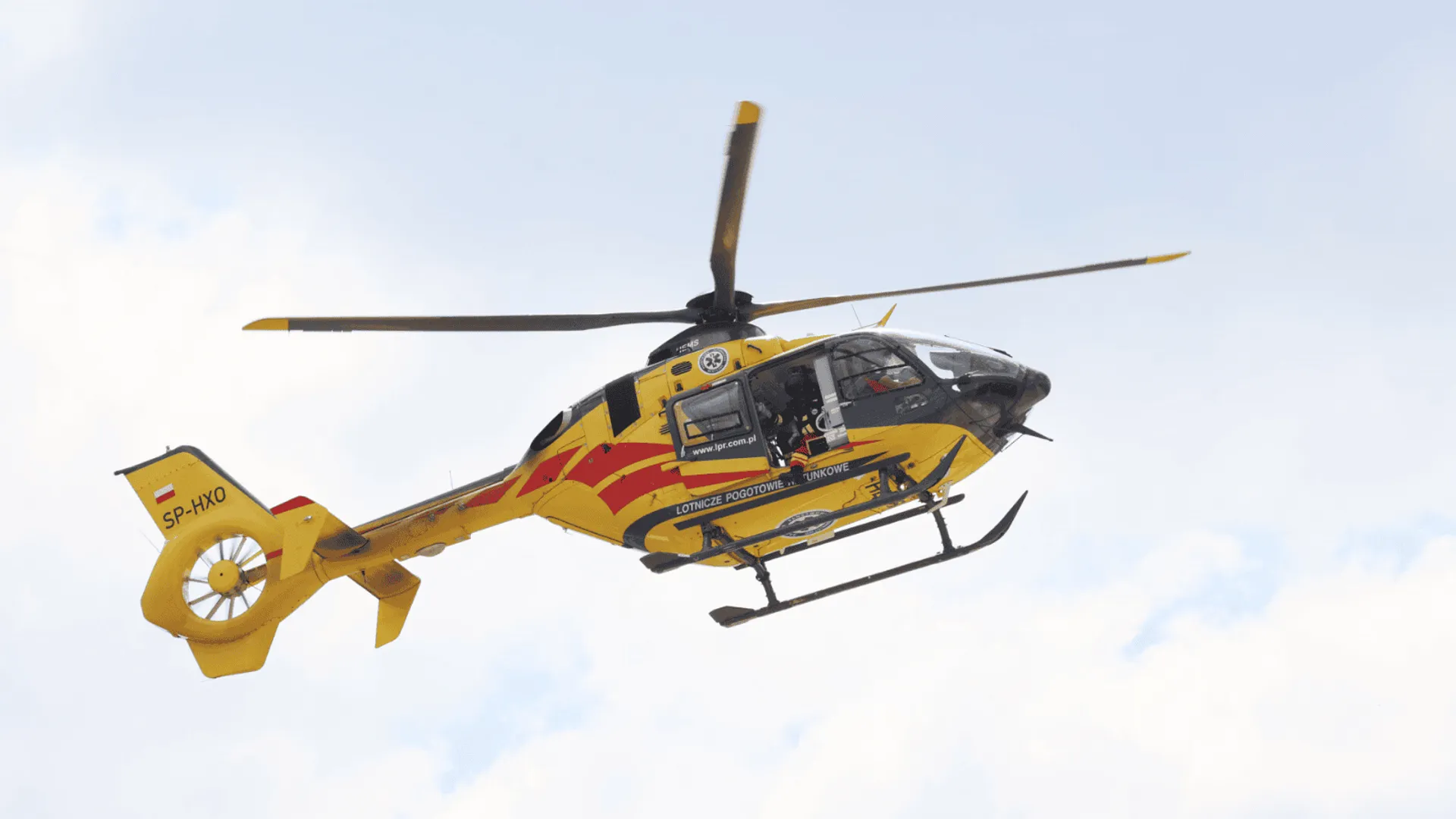 Śmigłowiec LPR na środku ekspresówki i tragiczny bilans. Nie żyje jedna osoba, S17 pod Warszawą odcięta