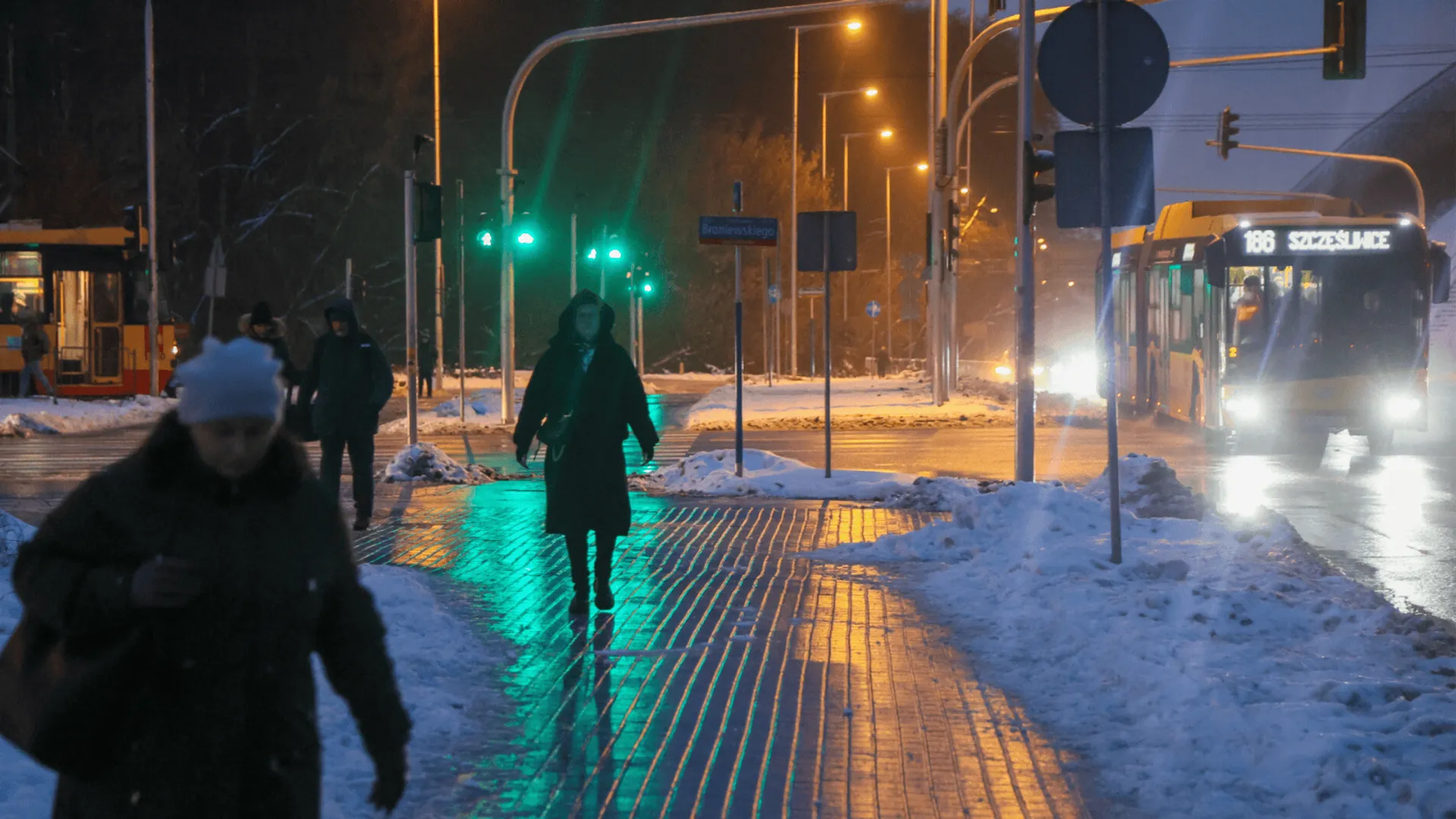 Śliskie drogi i chodniki: IMGW wydaje żółte ostrzeżenia
