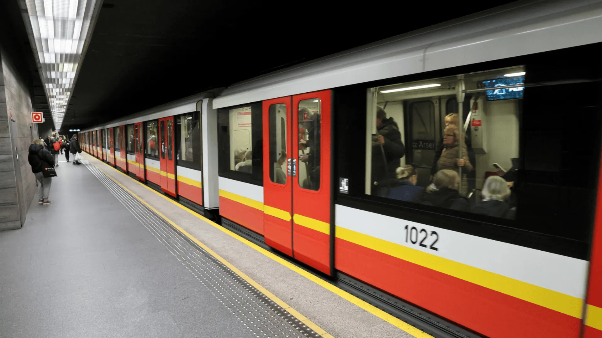 Dramat na torach metra. "Nie wyhamował". Pociąg został uszkodzony