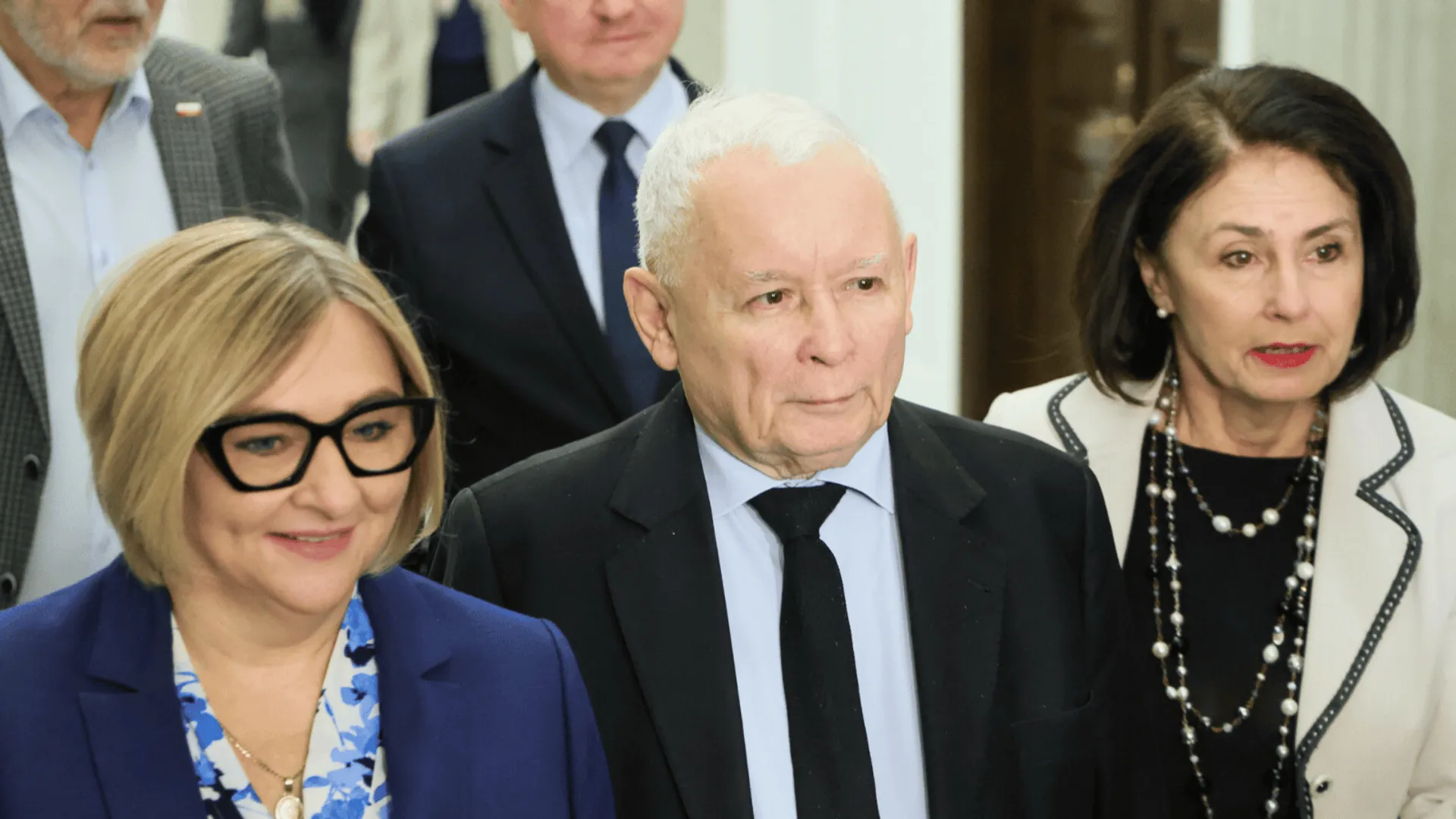 Dziennikarze przyłapali Kaczyńskiego po tajnym posiedzeniu. Zachował się tak, że szczęka opada