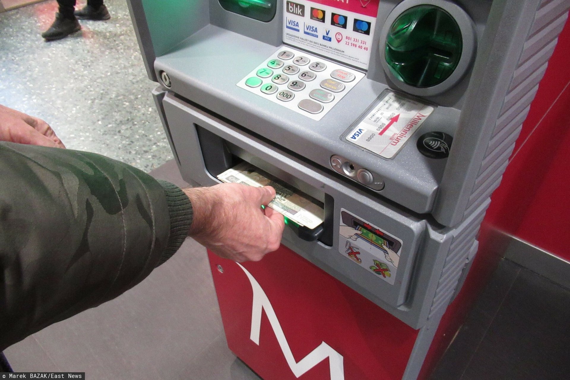Wypłacanie pieniędzy z bankomatu