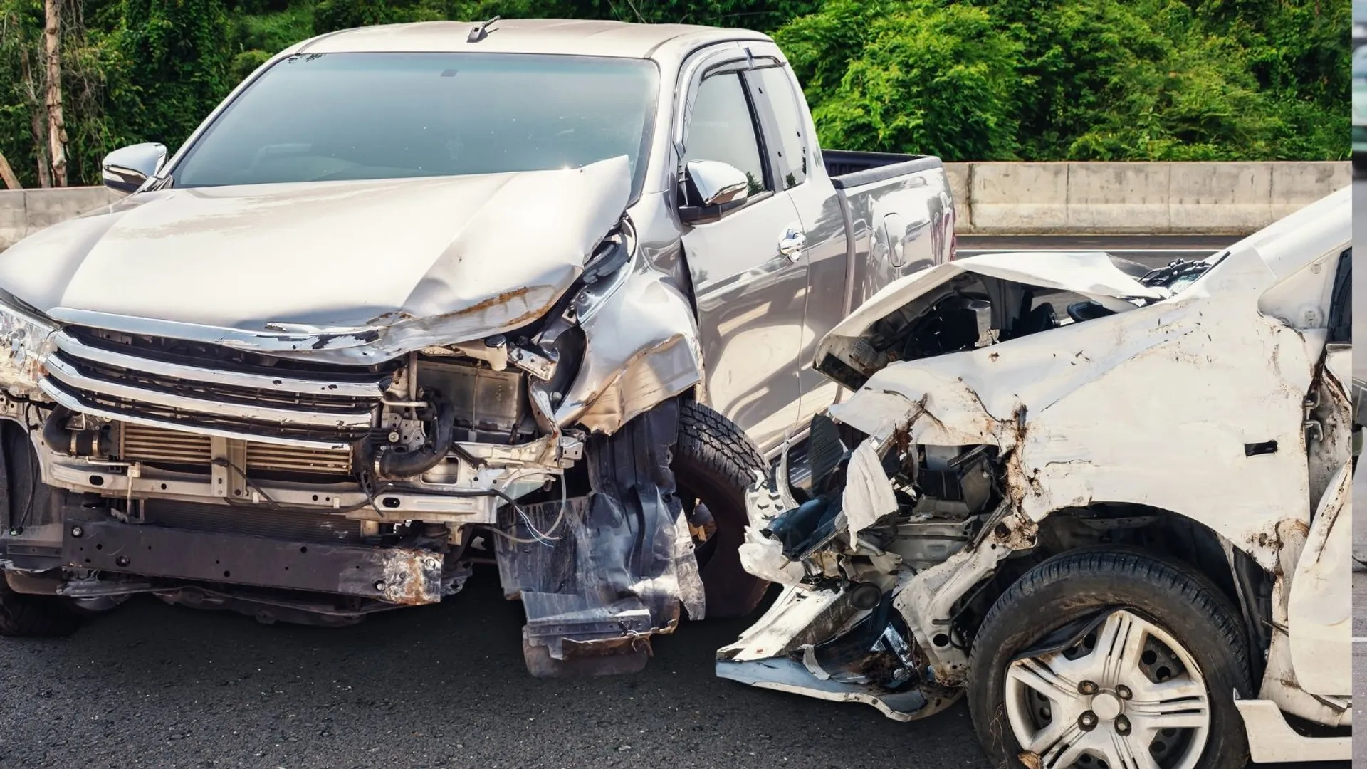Potężny korek na S8 po zderzeniu trzech pojazdów. Paliło się auto