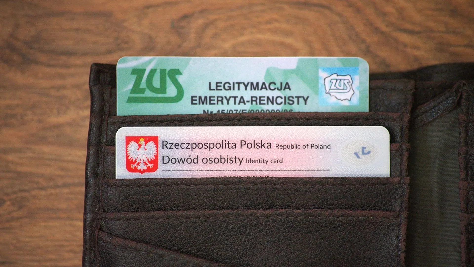 Polska legitymacja ZUS w portfelu.