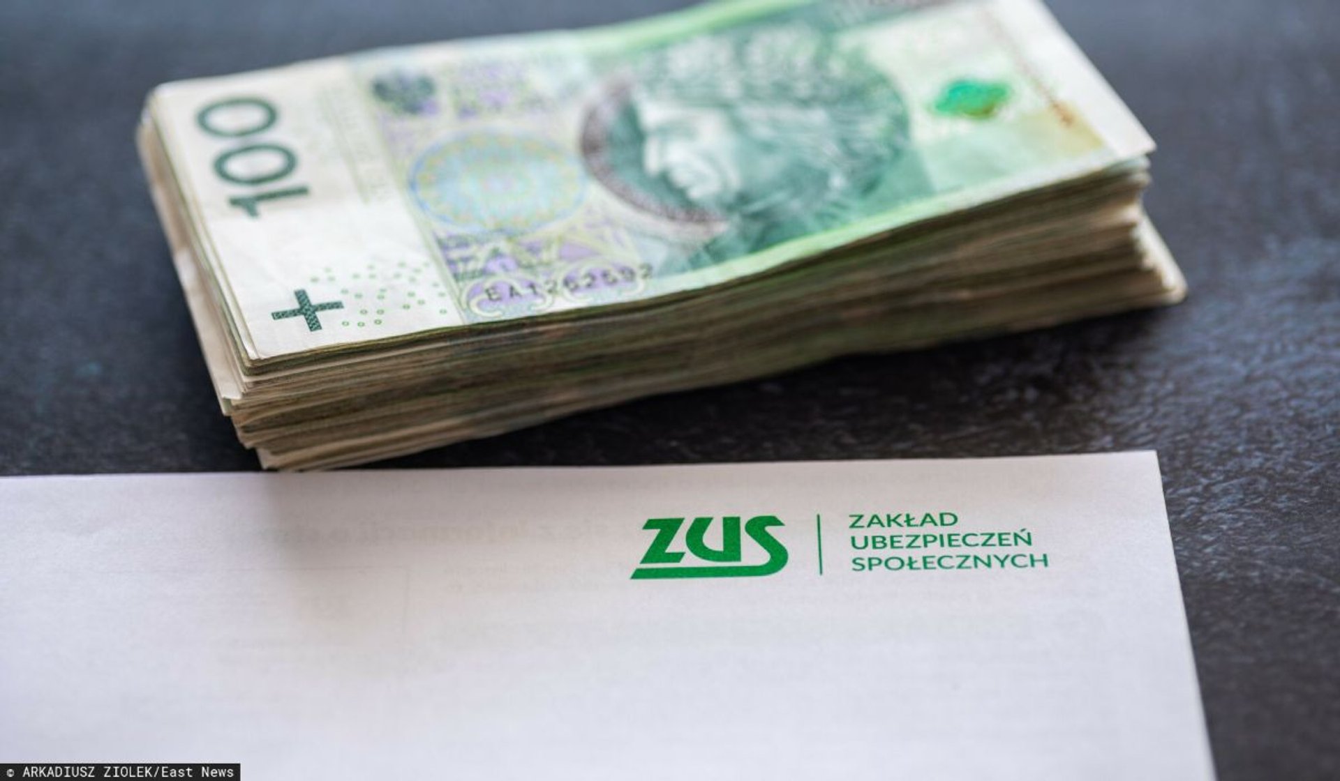 pieniądze, koperta z logo ZUS-u