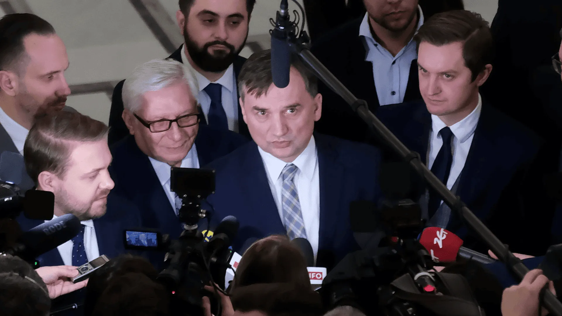 Ziobro traci paszporty i planuje pozwać państwo. W tle precedens prawny i polityka