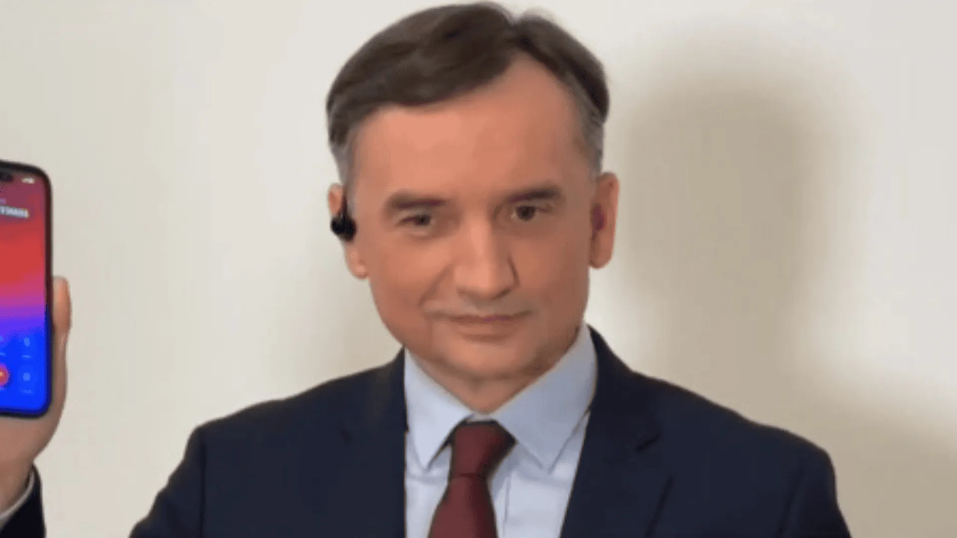 Ziobro po zmroku zjawił się na antenie TV Republika. Nagle wykręcił jeden numer    