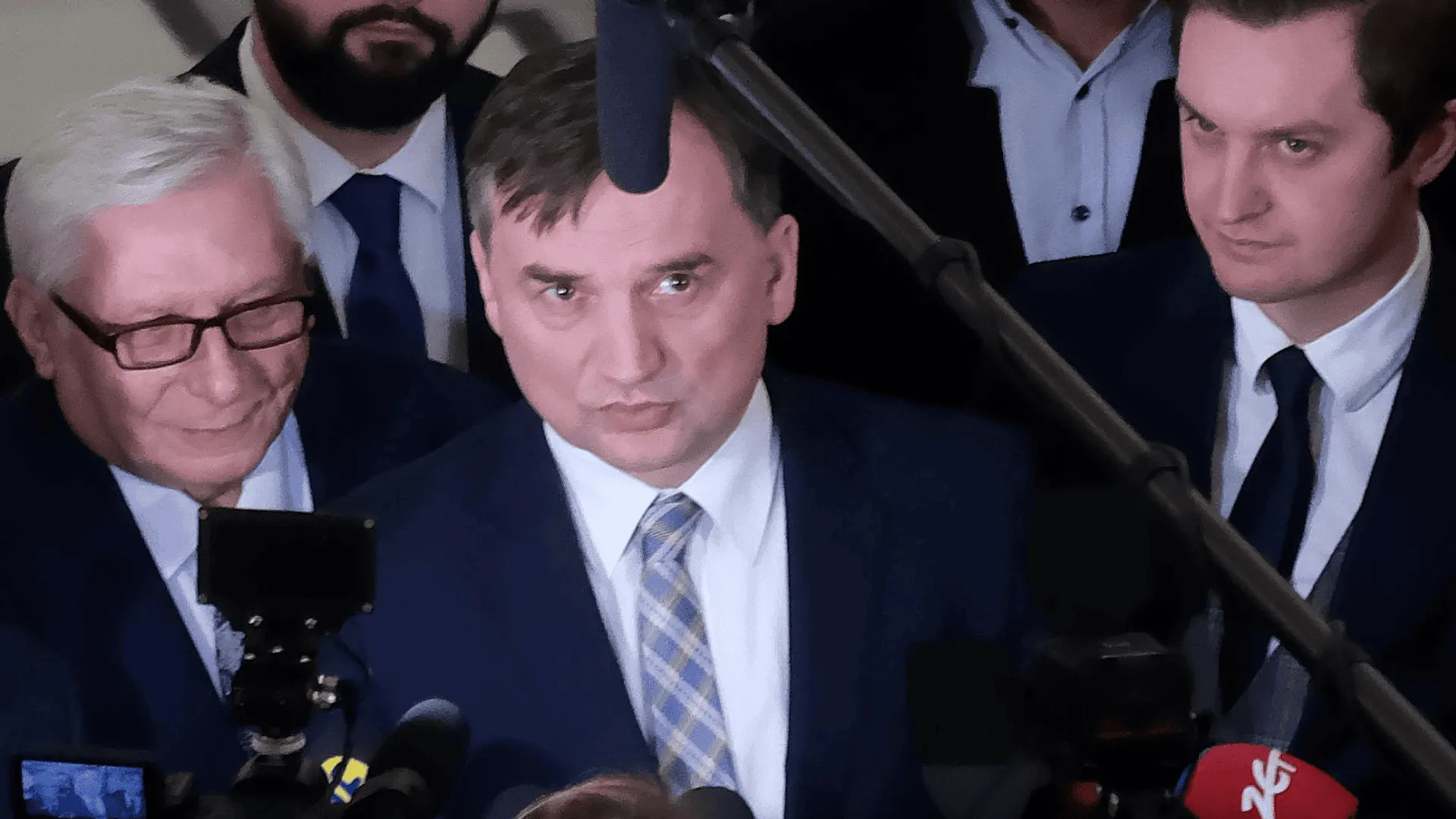 Azyl, którego nikt nie chce firmować. Nazwisko prezydenta pada w tle sprawy Ziobry