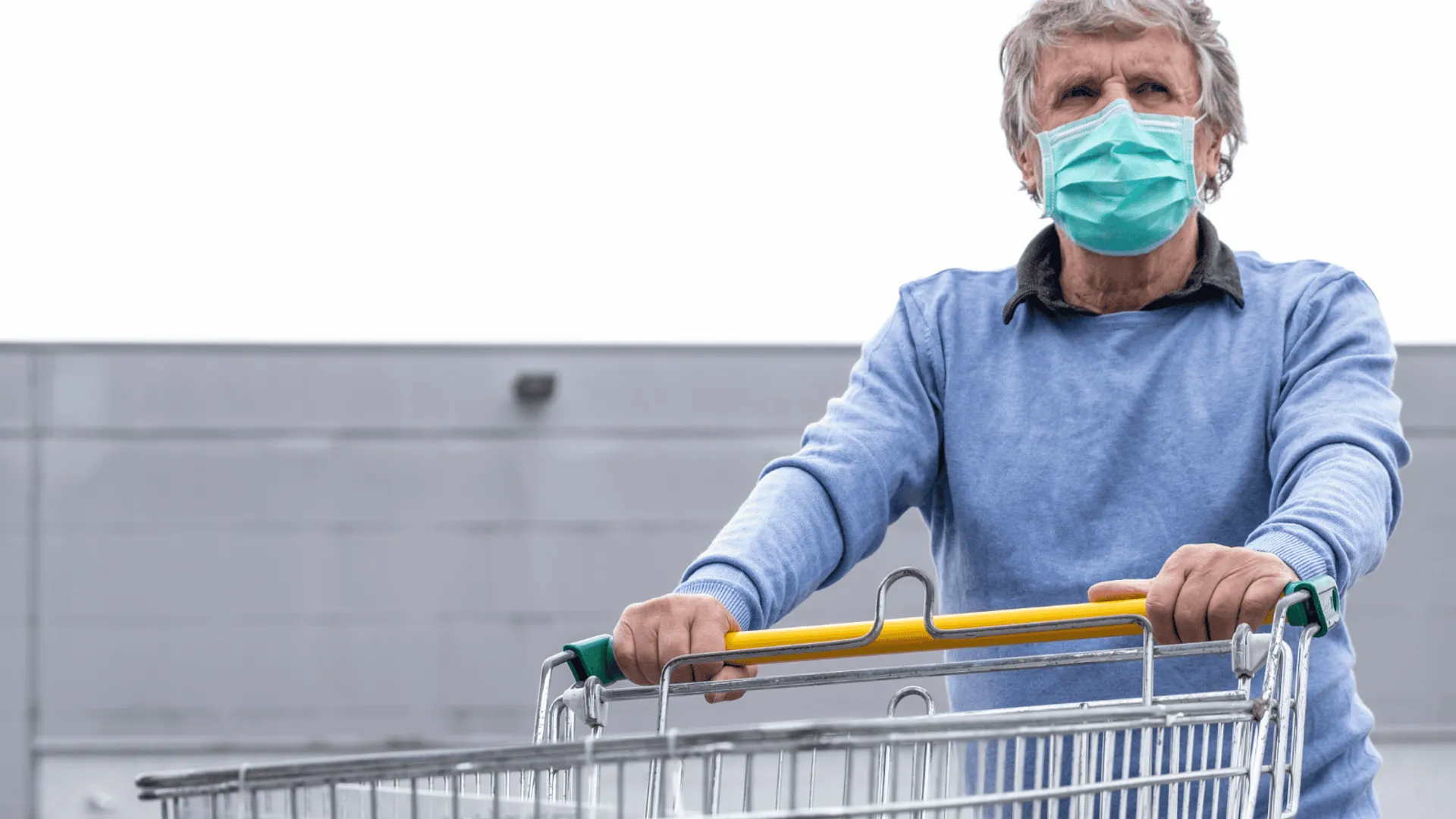 mężczyzna na zakupach w masce