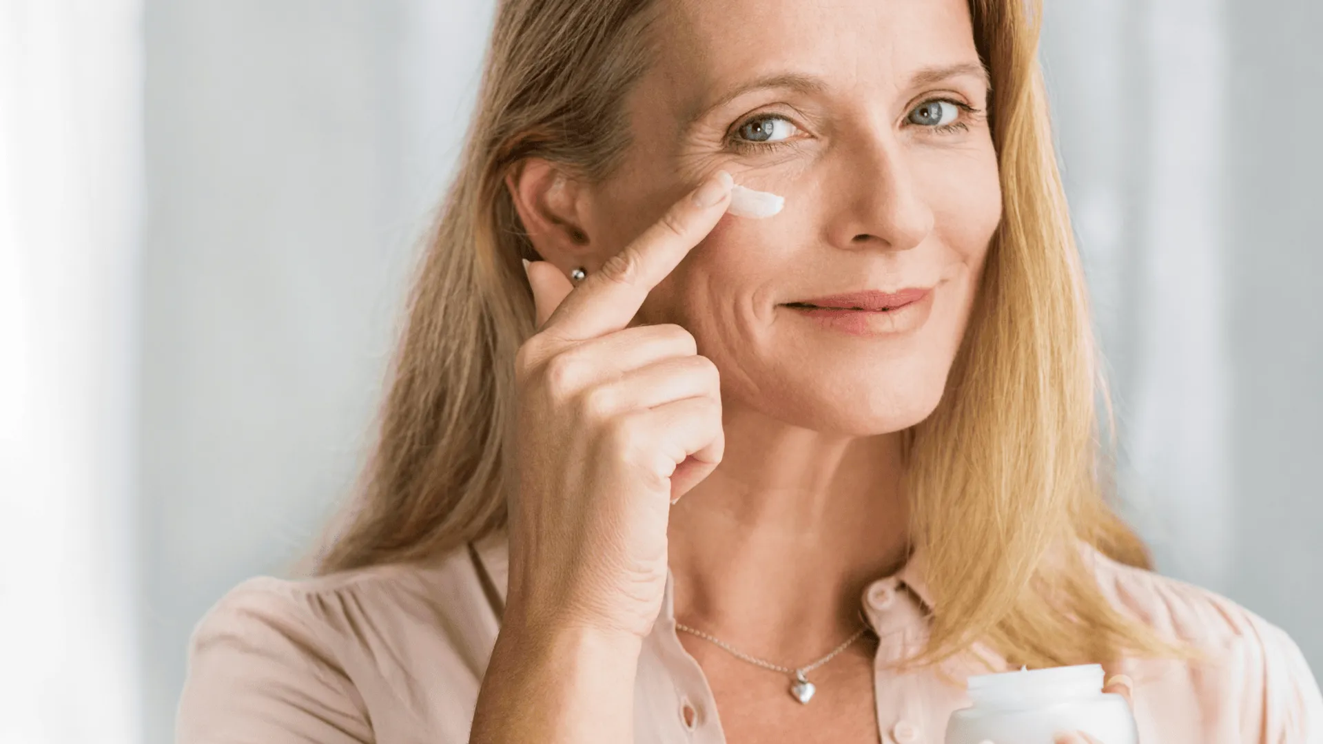 aplikacja kremu na zmarszczki