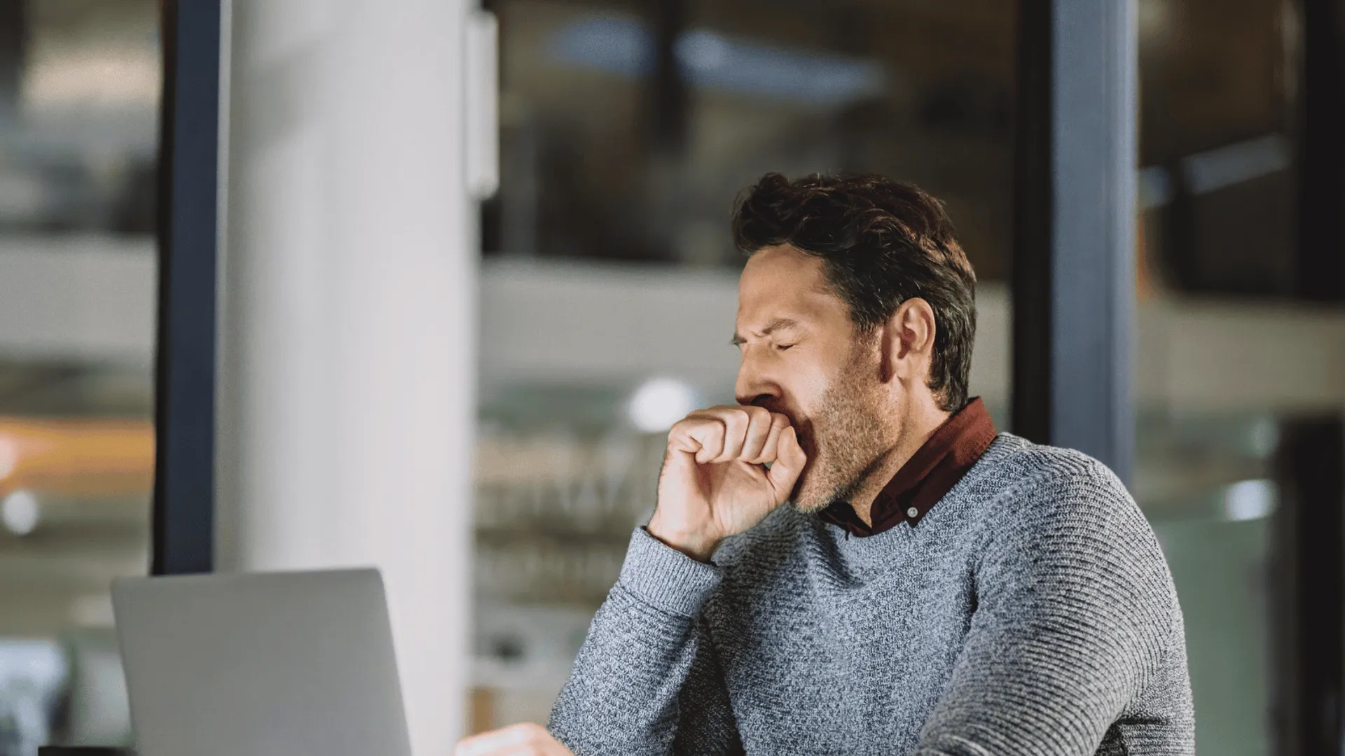 niewyspany mężczyzna