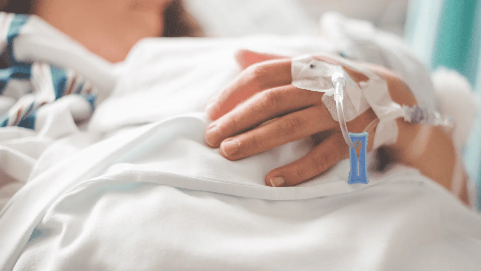 ręka z wenflonem/Fot. Canva/Stephen Andrews/Pexels