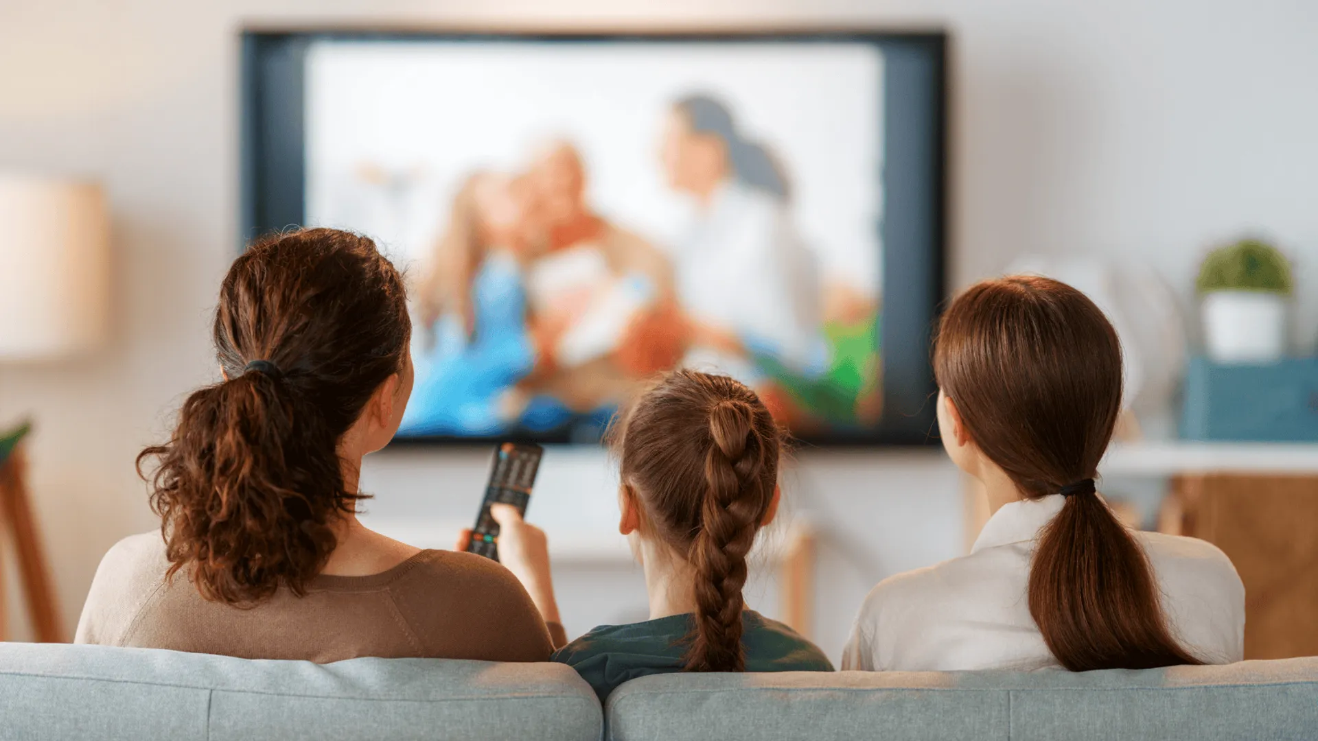rodzina przed telewizorem