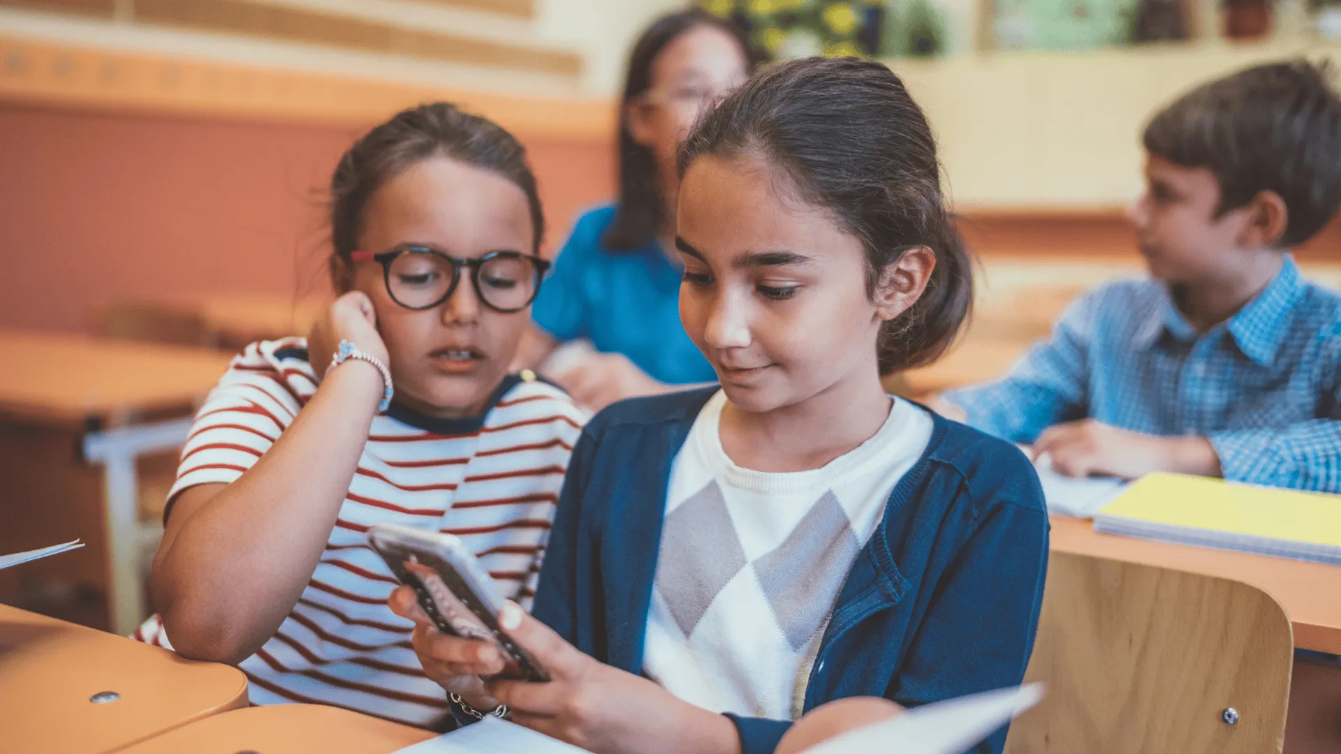 dzieci w klasie/zakaz smartfonów