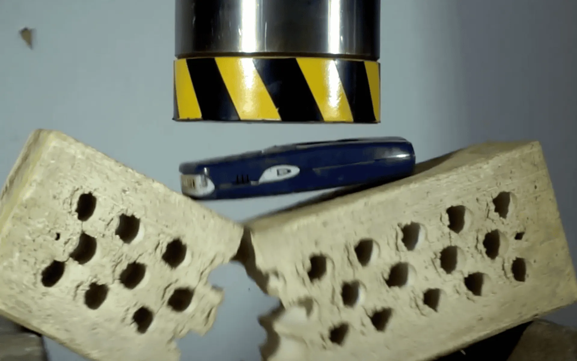 Czy Nokia 3310 jest niezniszczalna?