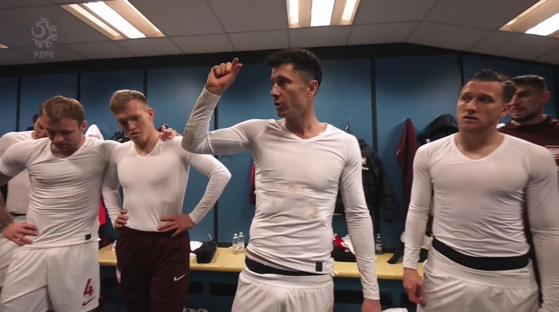 Robert Lewandowski przemawia w szatni