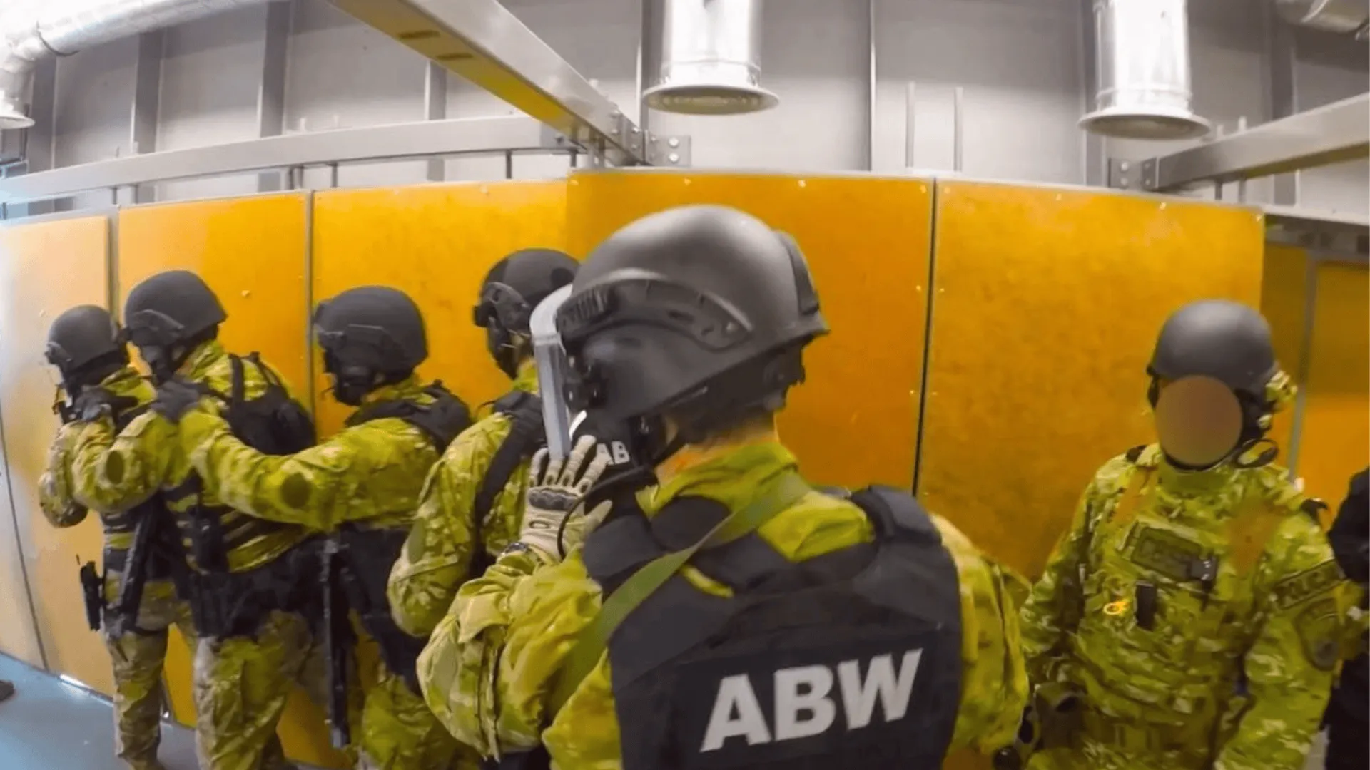 Służby specjalne podczas akcji.