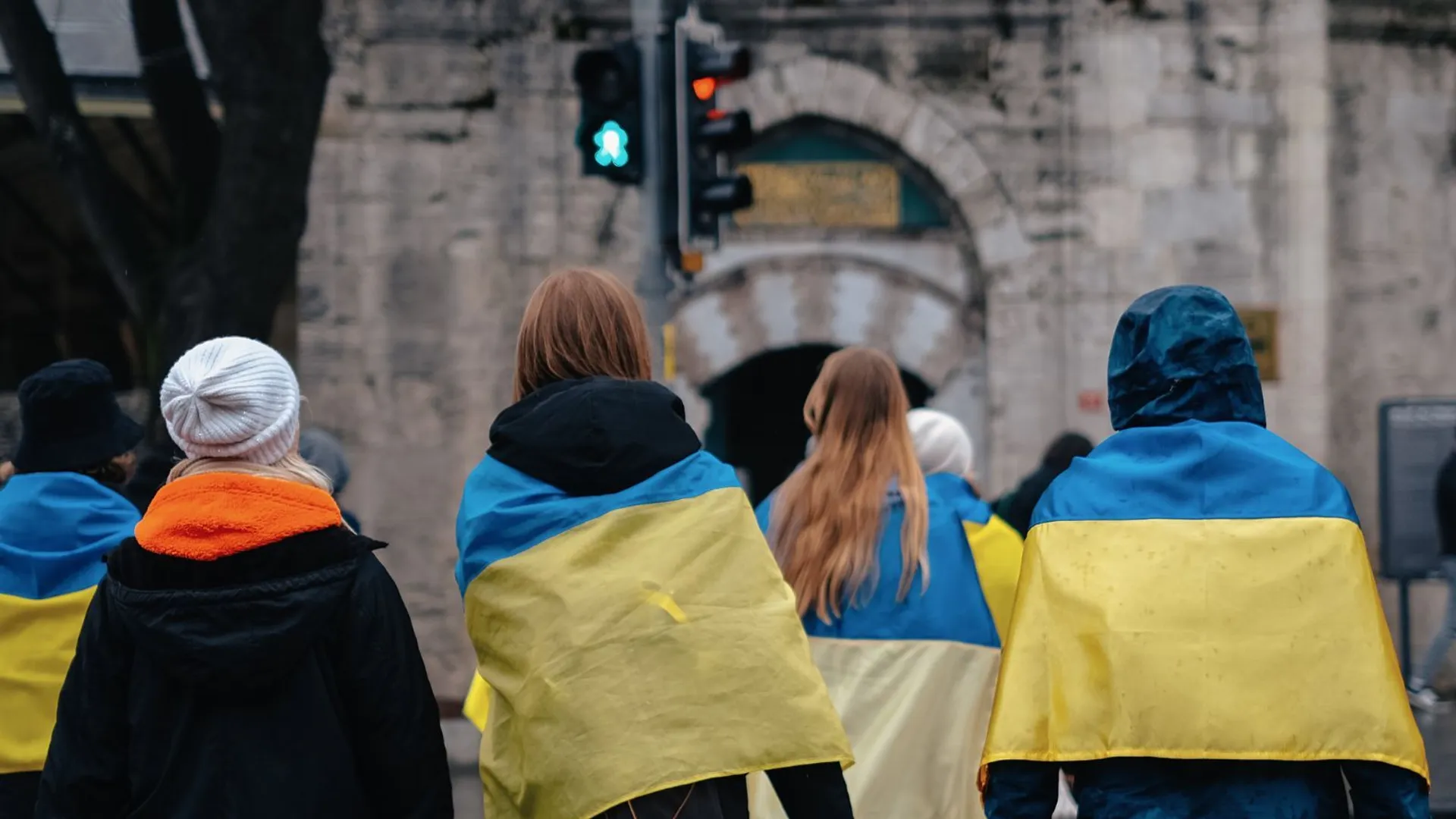 Ukraińcy z flagami na ulicach